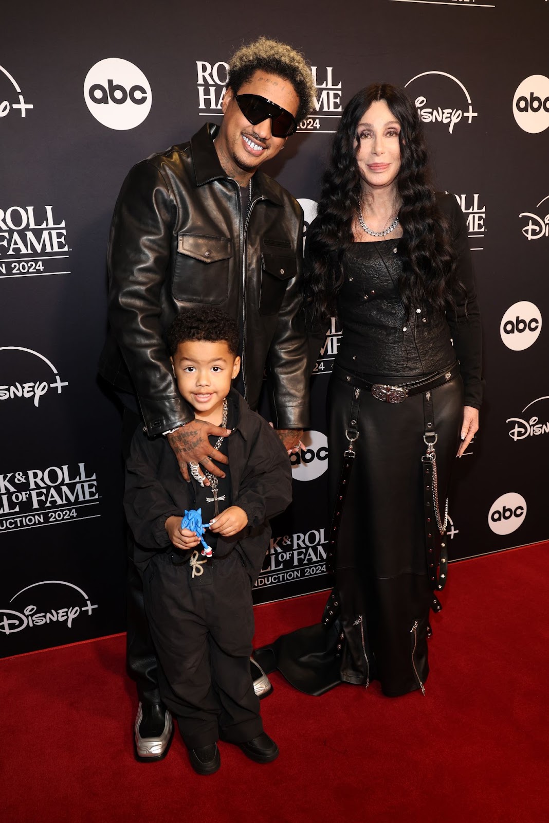 Slash Electric Alexander et Alexander "AE" Edwards avec Cher lors de la cérémonie d'intronisation au Rock &amp; Roll Hall of Fame 2024, le 19 octobre à Cleveland, dans l'Ohio. | Source : Getty Images