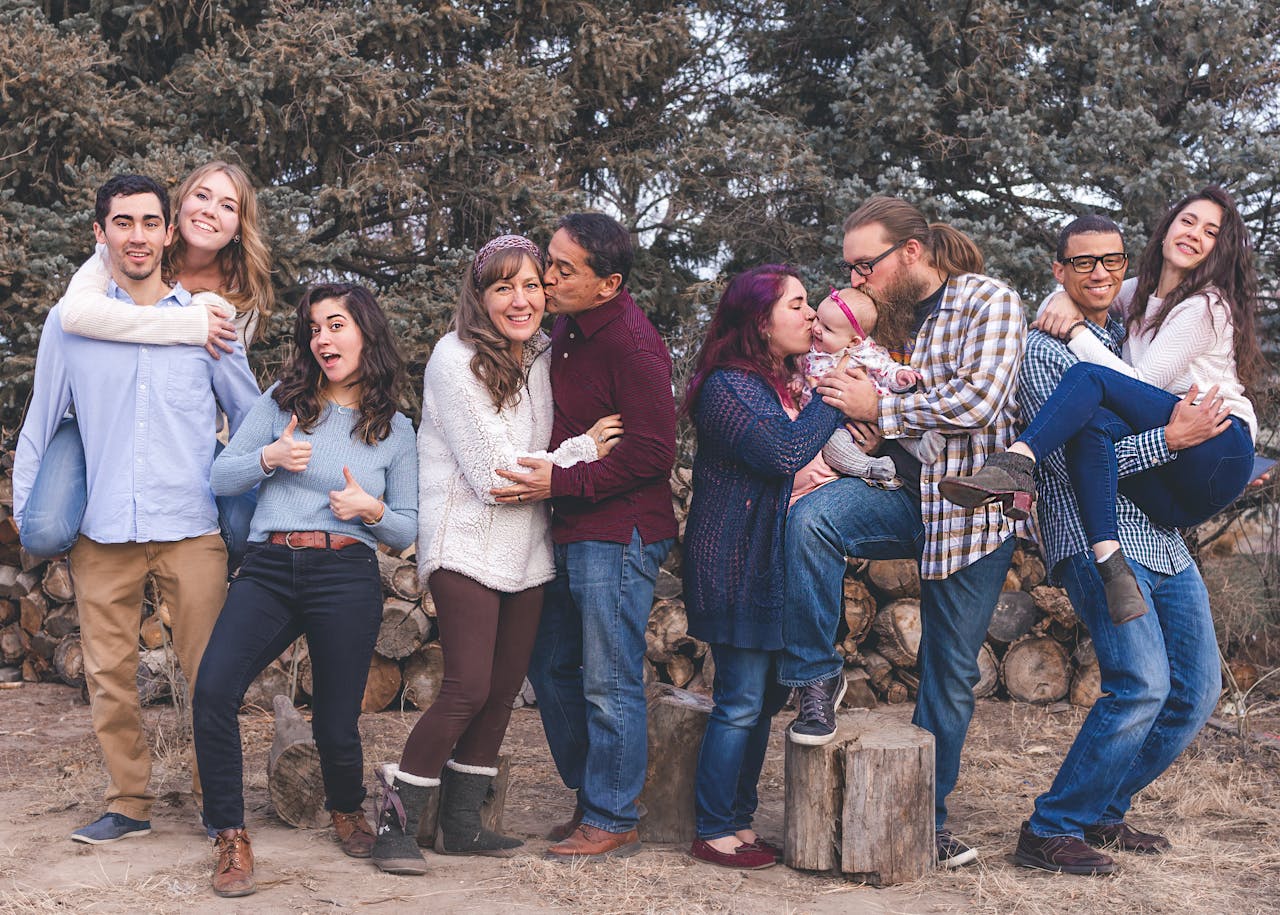 Une famille nombreuse qui pose pour une photo | Source : Pexels