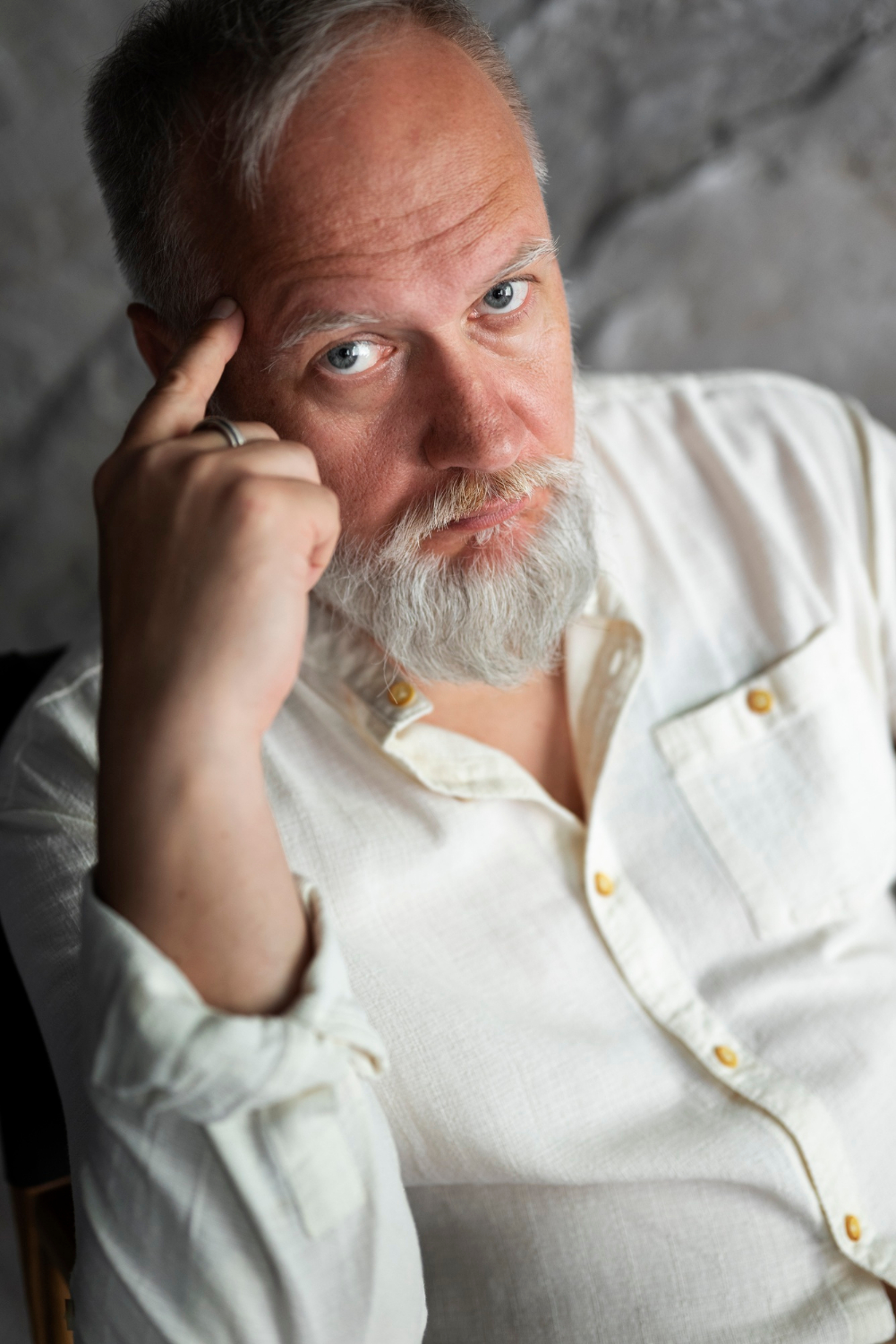 Un homme âgé frustré | Source : Freepik