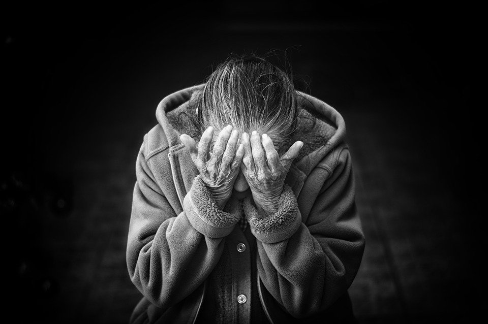 Femme âgée triste | Image : Pixabay