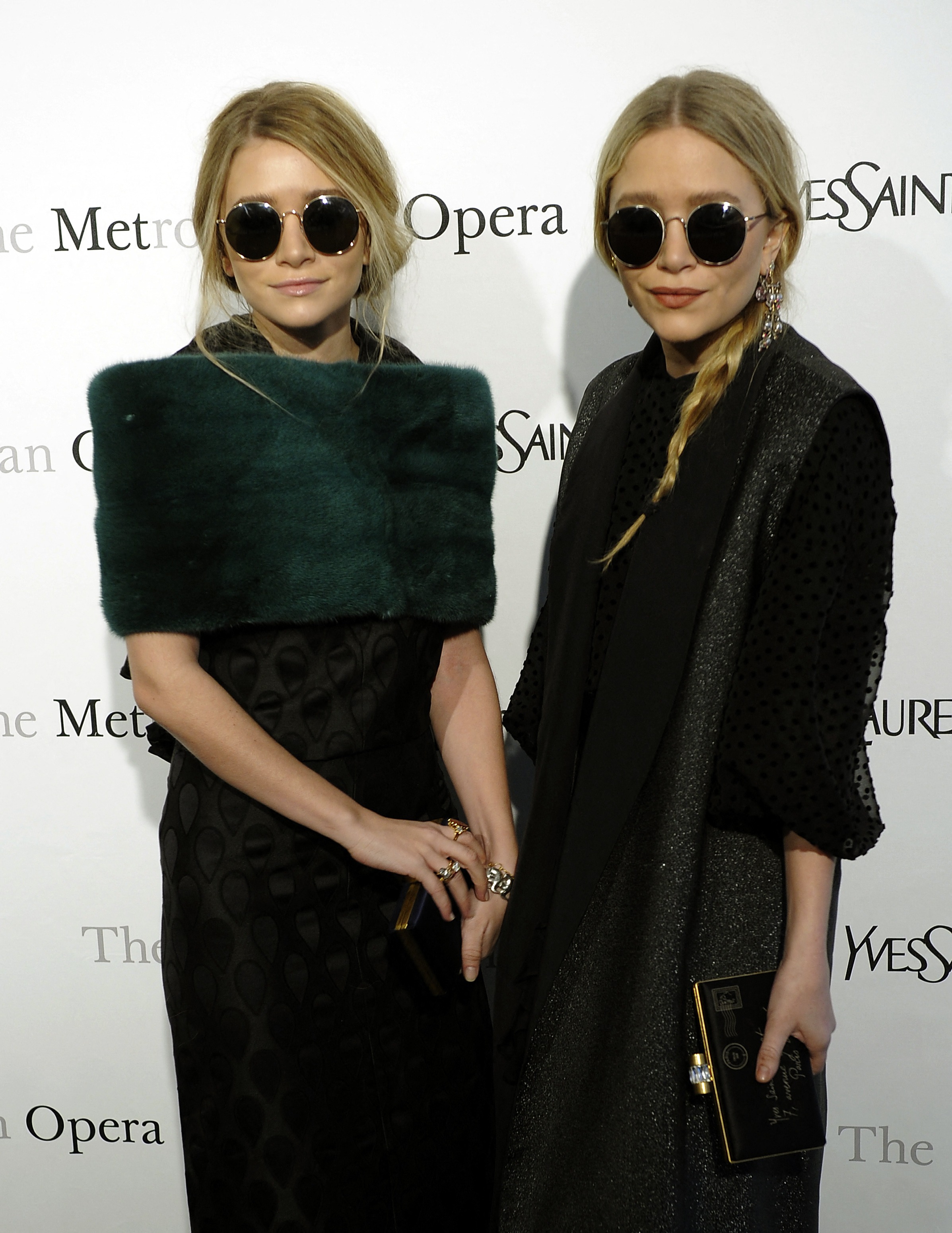 Ashley et Mary-Kate Olsen lors de la première du gala du Metropolitan Opera pour "Le Comte Ory" de Rossini, le 24 mars 2011 | Source : Getty Images