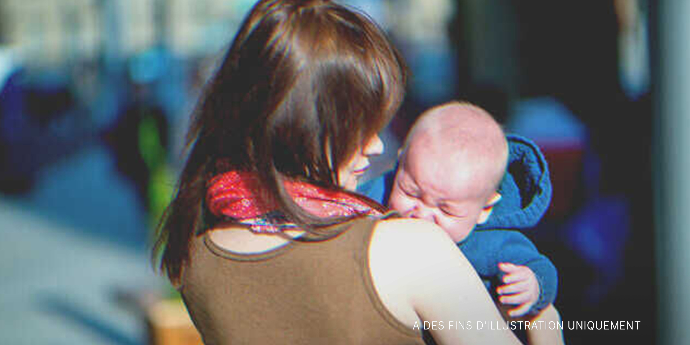 Une femme portant un bébé | Source : Shutterstock