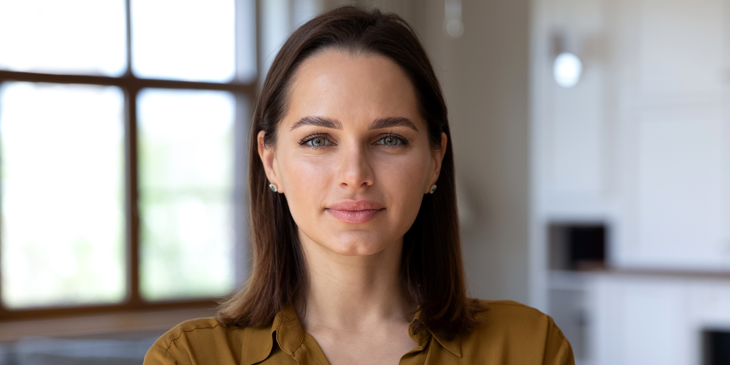 Une jeune femme souriante | Source : Shutterstock