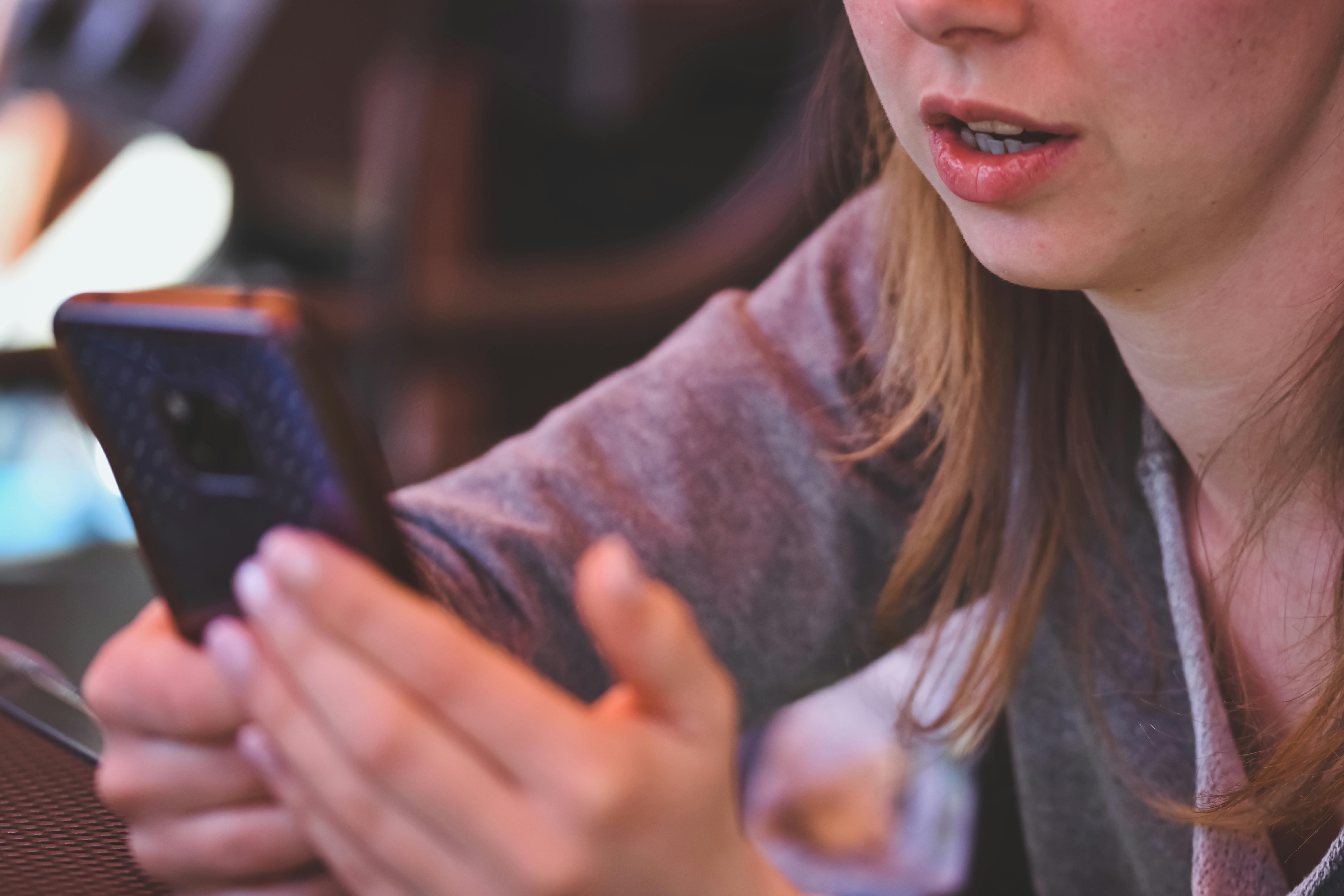 Une femme utilisant son téléphone portable | Source : Pexels