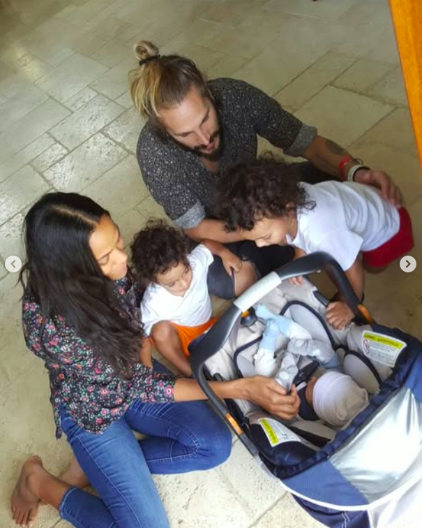 Zoe Saldaña et Marco Perego avec leurs fils, Cy, Bowie et Zen Perego-Saldaña partageant un moment en famille, posté le 13 mai 2024 | Source : Instagram/zoesaldana