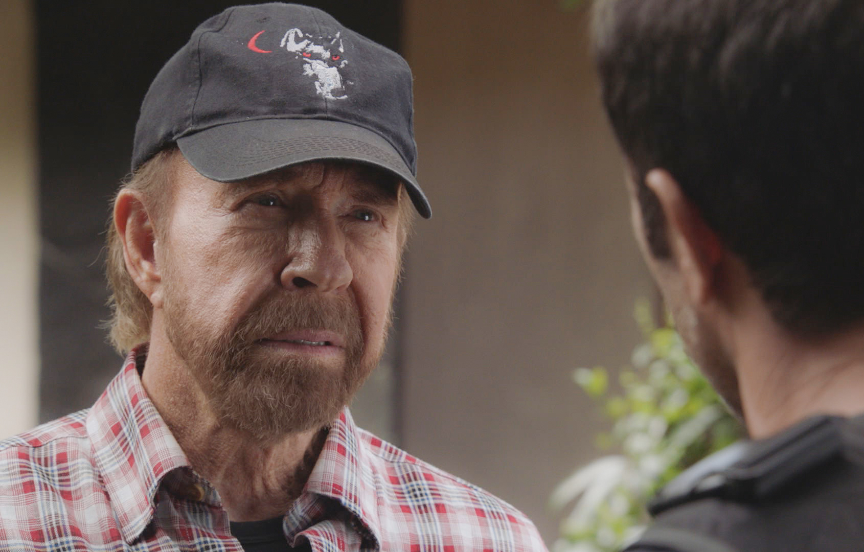 Chuck Norris en train de tourner "Hawaii Five-0" en 2020. | Source: Getty Images