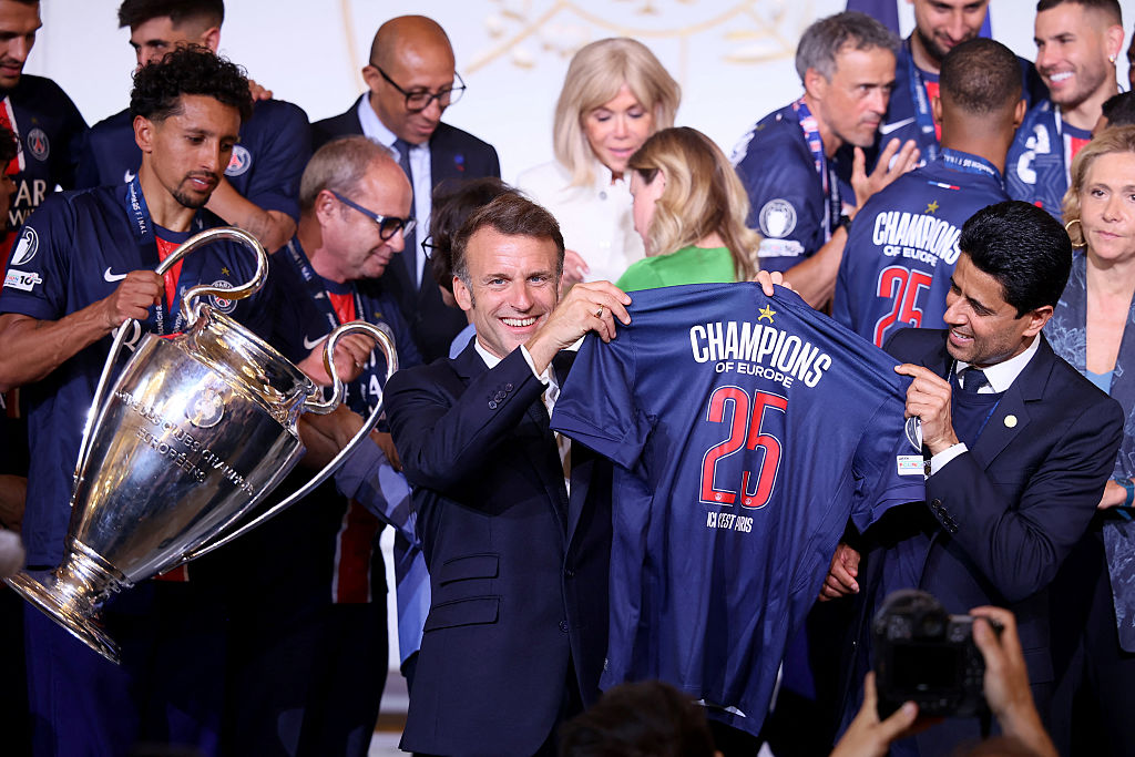 Emmanuel Macron et Nasser al-Khelaïfi durant la célébration du titre de champion d'Europe à l'Élysée | Source : Getty Images