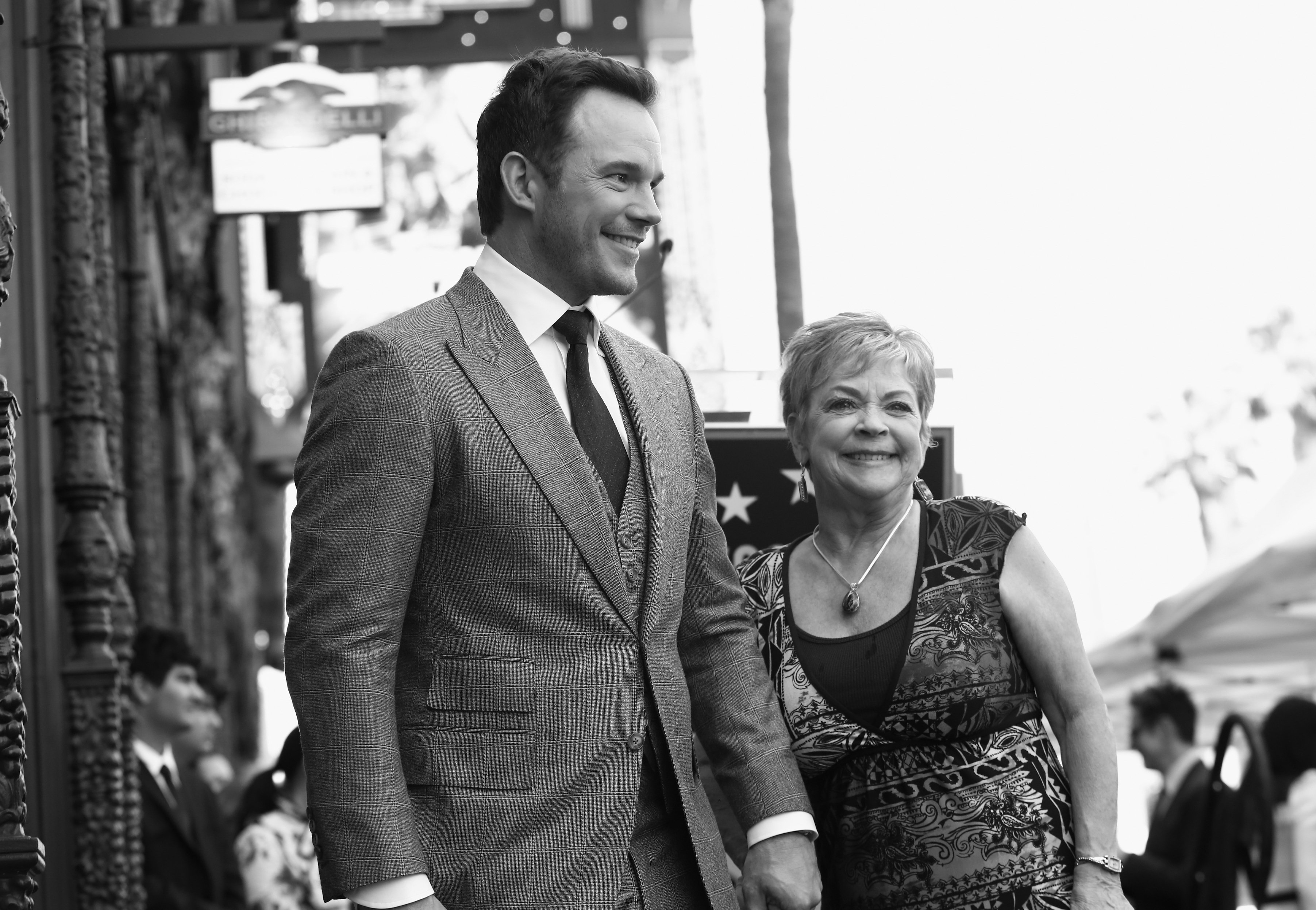 Chris Pratt et sa mère, Kathy Pratt, lors de la cérémonie de remise de l'étoile Chris Pratt Walk of Fame, le 21 avril 2017 à Hollywood, Californie | Source : Getty Images