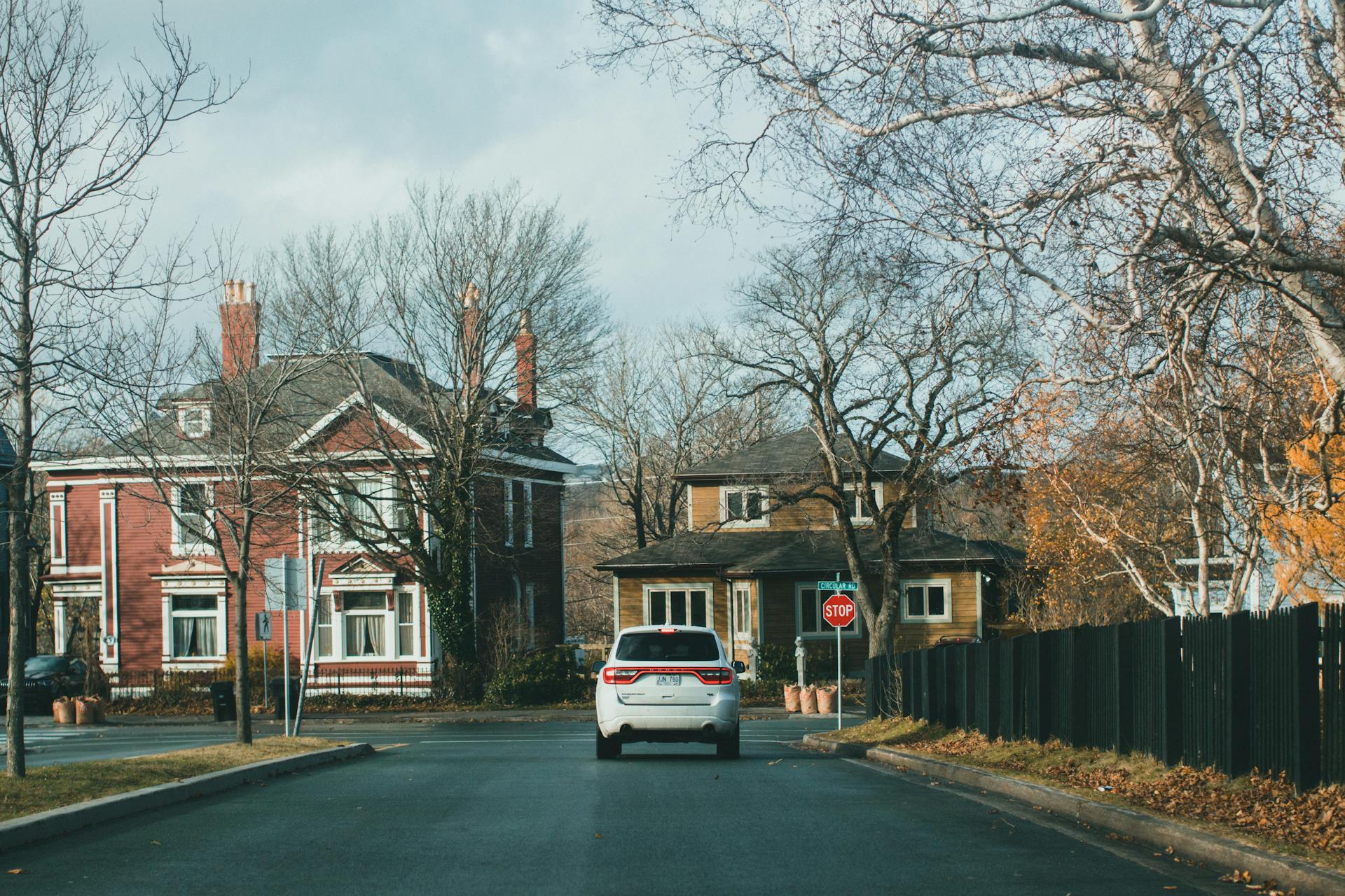 Une voiture roulant dans une rue de banlieue | Source : Pexels