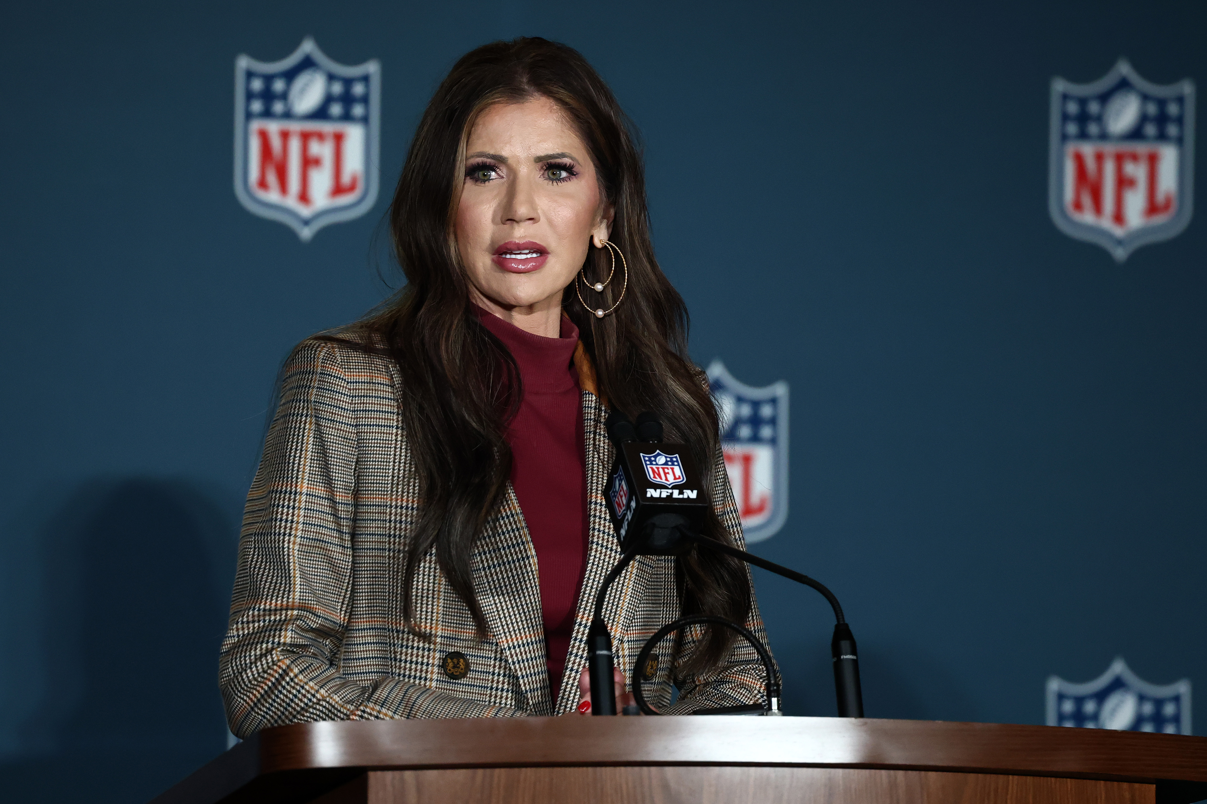 La secrétaire à la sécurité intérieure Kristi Noem s'exprime lors de la conférence de presse sur la sécurité publique du Super Bowl LIX à la Nouvelle-Orléans, en Louisiane, le 3 février 2025. | Source : Getty Images