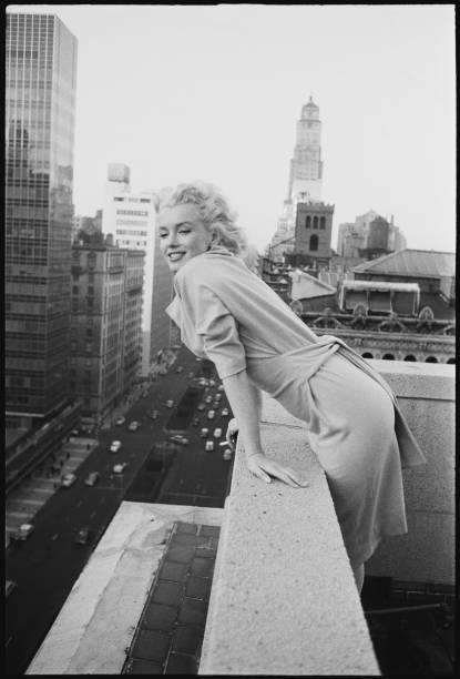 Marilyn Monroe prend la pose sur un balcon | Sources : Getty Images