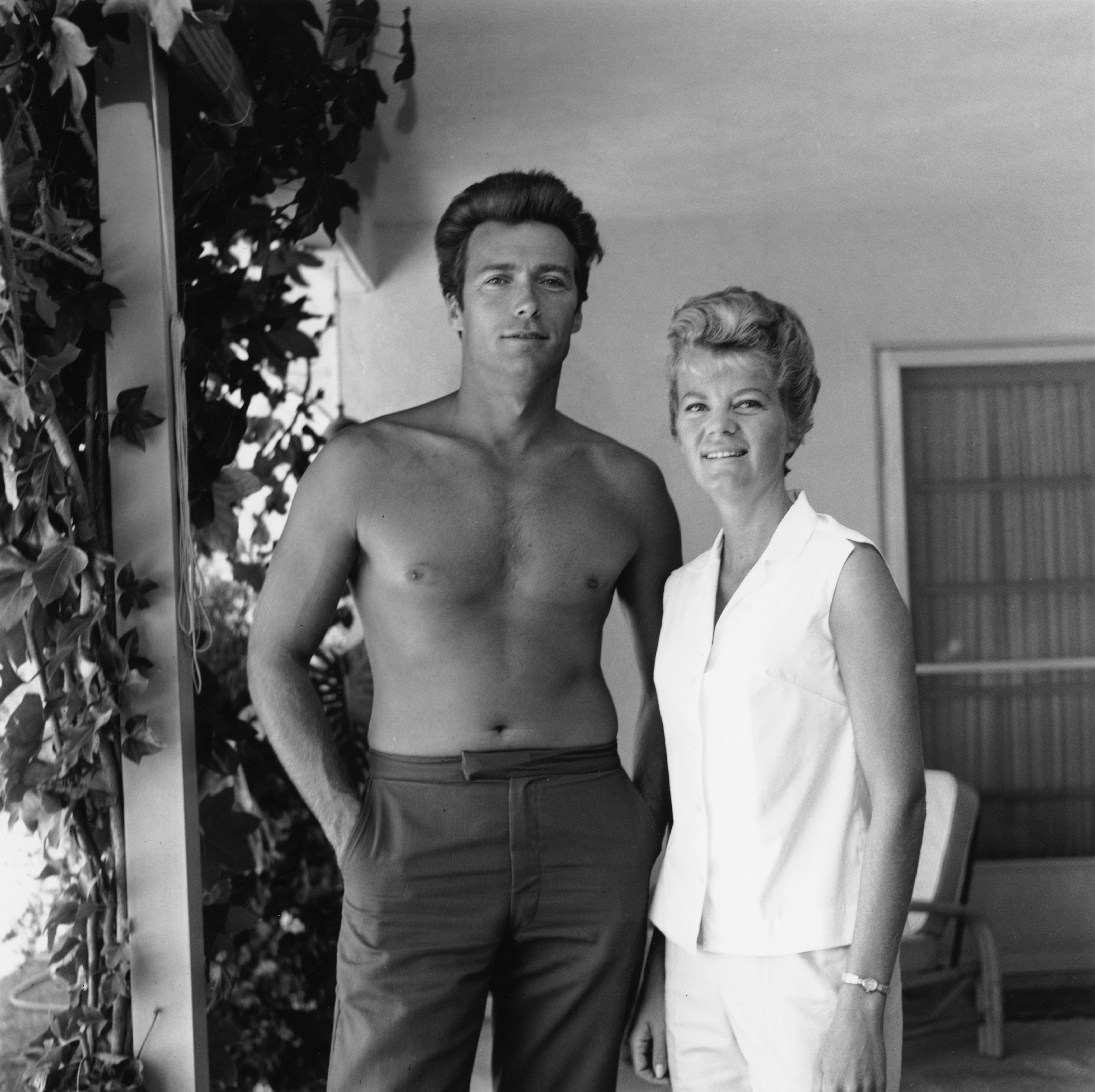 Clint Eastwood et Maggie Johnson photographiés dans leur maison de Los Angeles, Californie, vers 1960. | Source : Getty Images