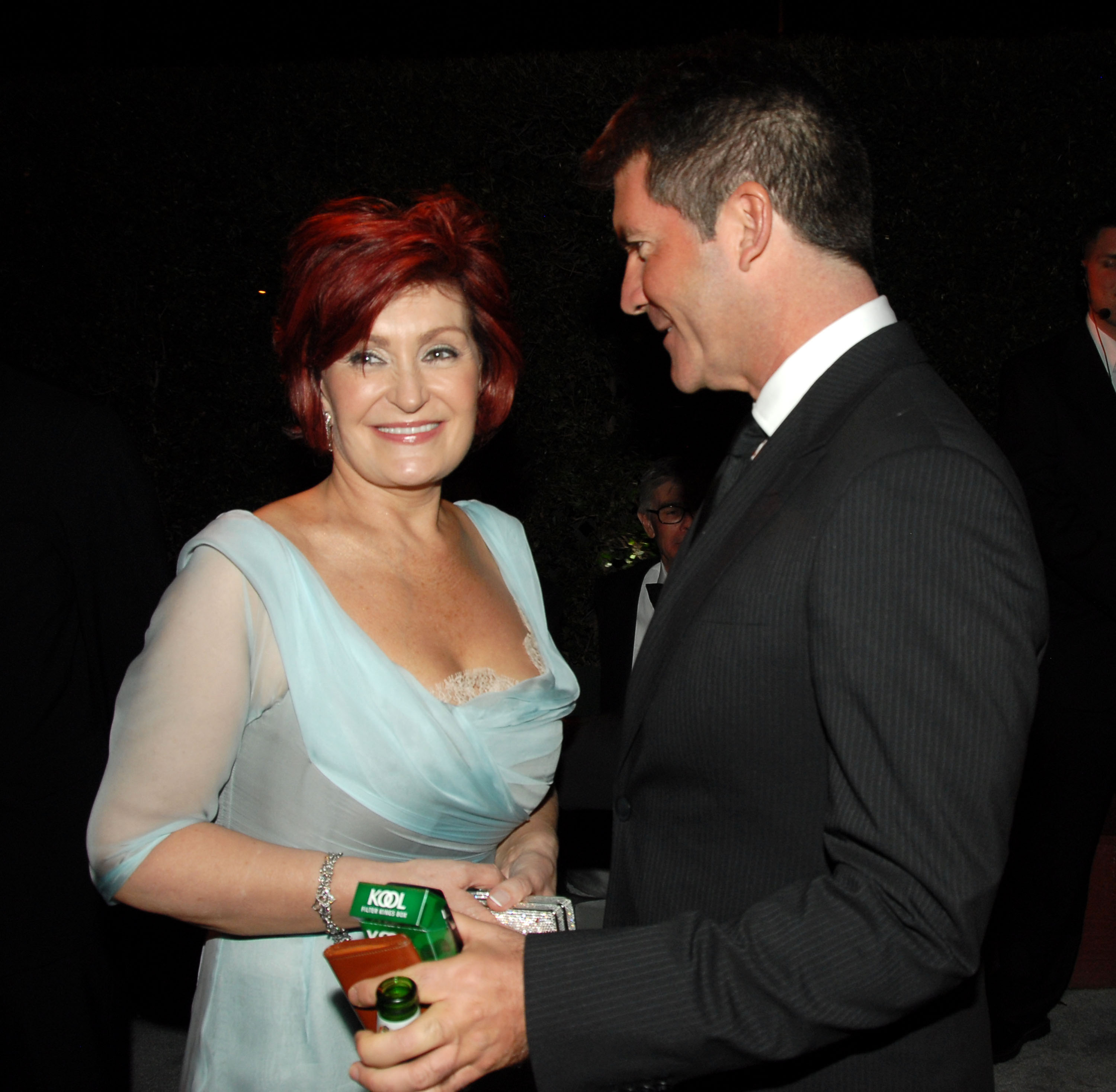 Sharon Osbourne et Simon Cowell lors de la 15e soirée annuelle de la fondation Elton John AIDS aux Oscars | Source : Getty Images