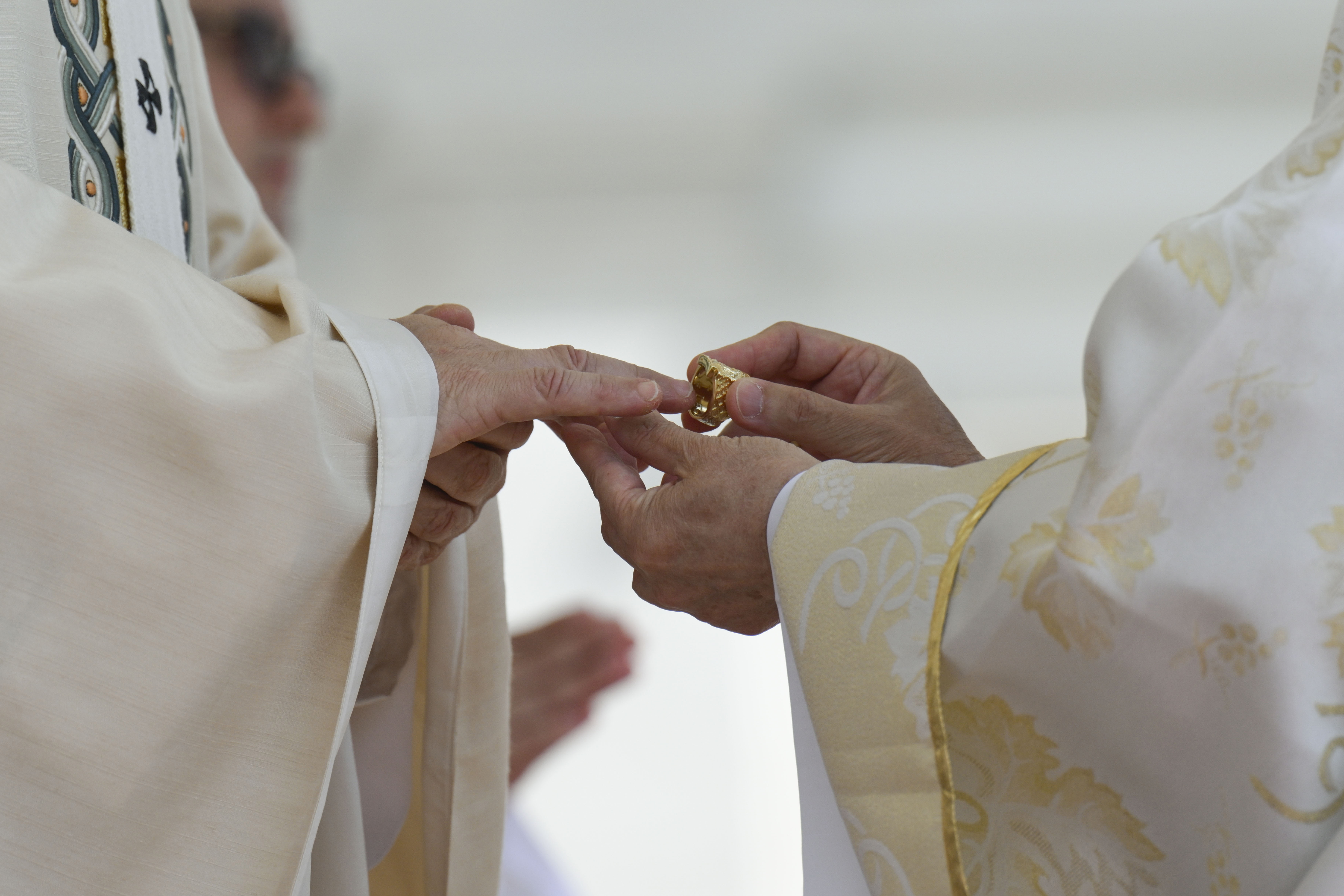 Le pape Léon XIV recevant l'anneau du pêcheur des mains du cardinal Luis Antonio Tagle lors de la messe d'inauguration de son pontificat sur la place Saint-Pierre, le 18 mai 2025, au Vatican. | Source : Getty Images