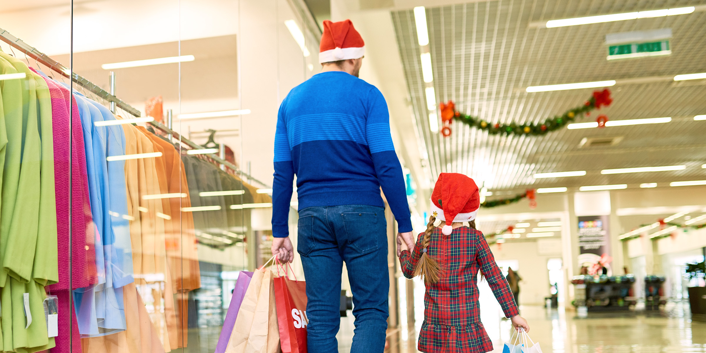 Une fille avec son père | Source : Shutterstock