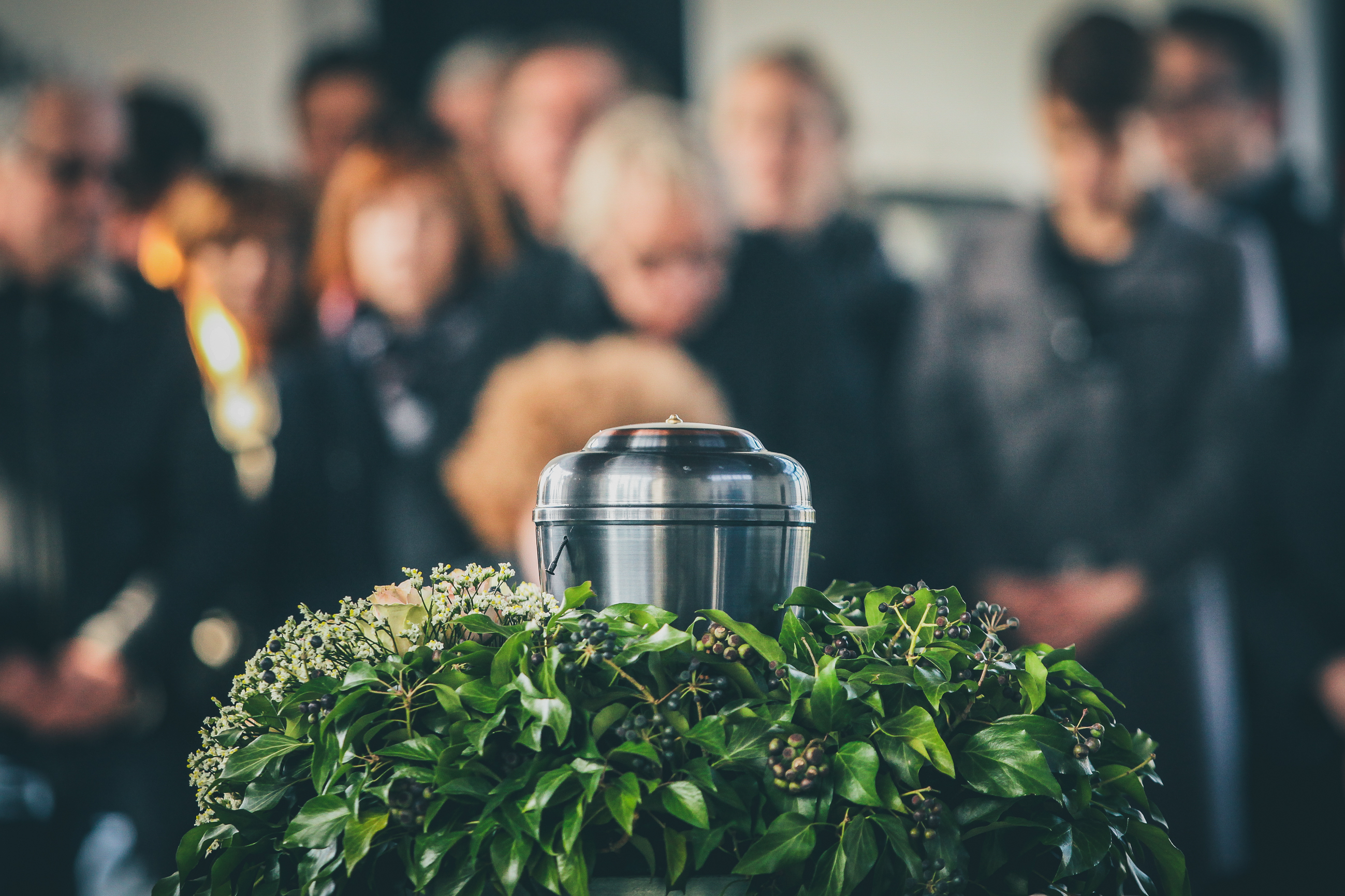 Une urne lors d'une cérémonie funéraire | Source : Shutterstock/Anze Furlan