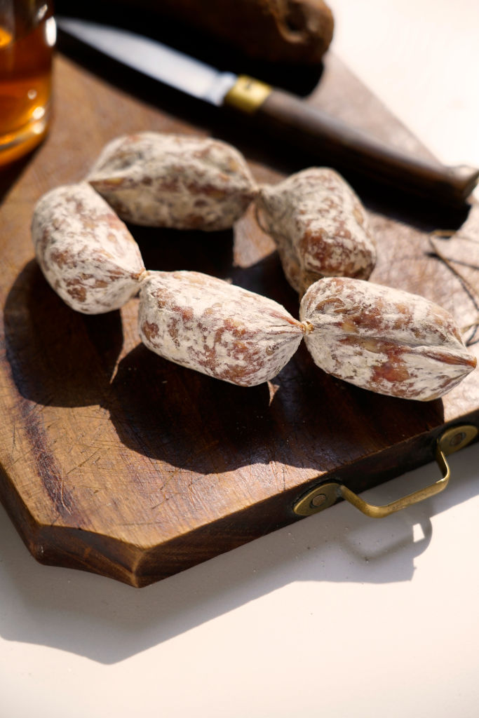 Salami italien traditionnel appelé Cacciatorini | Source : Getty Images