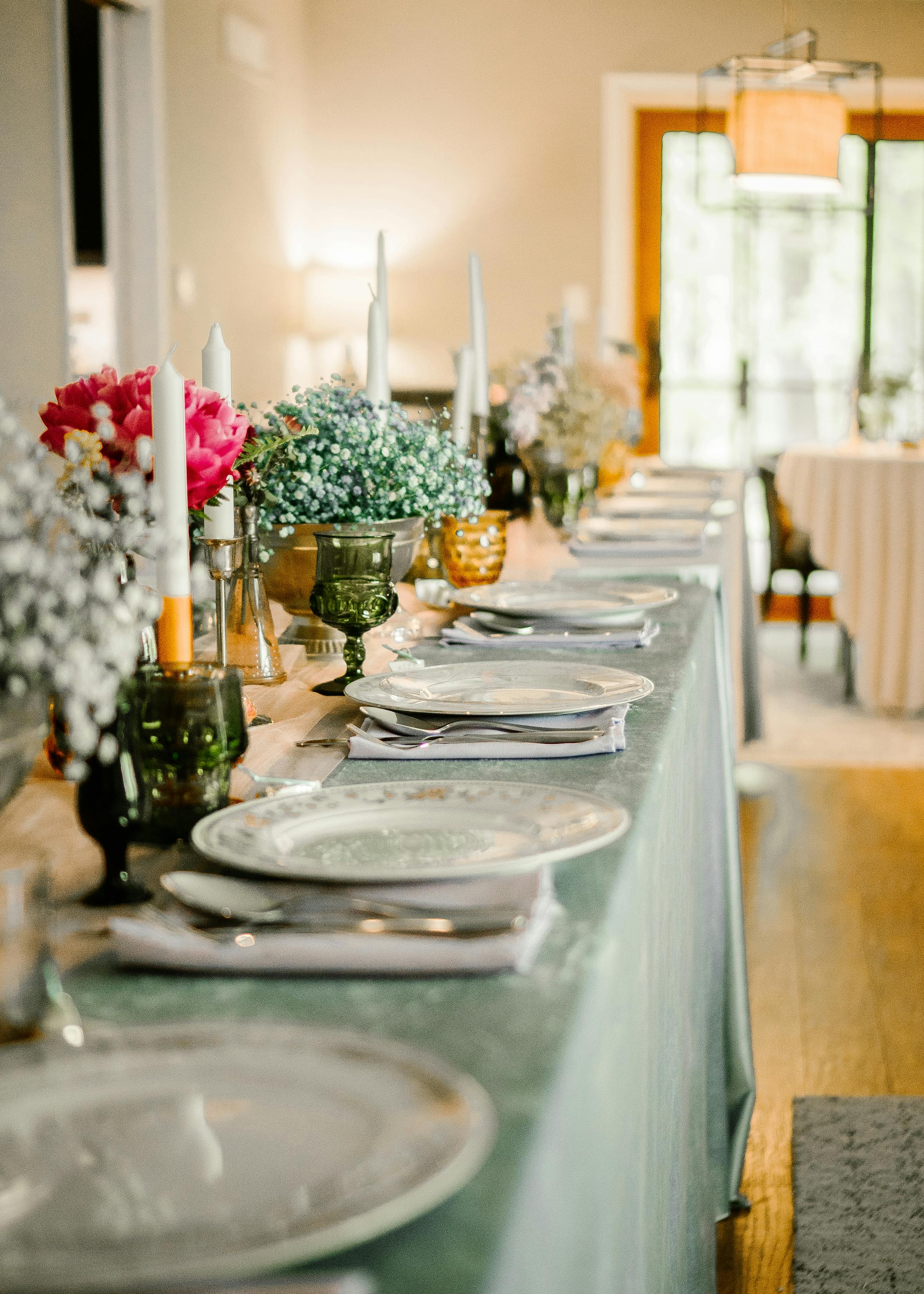 Une rangée d'assiettes vides sur une table | Source : Pexels