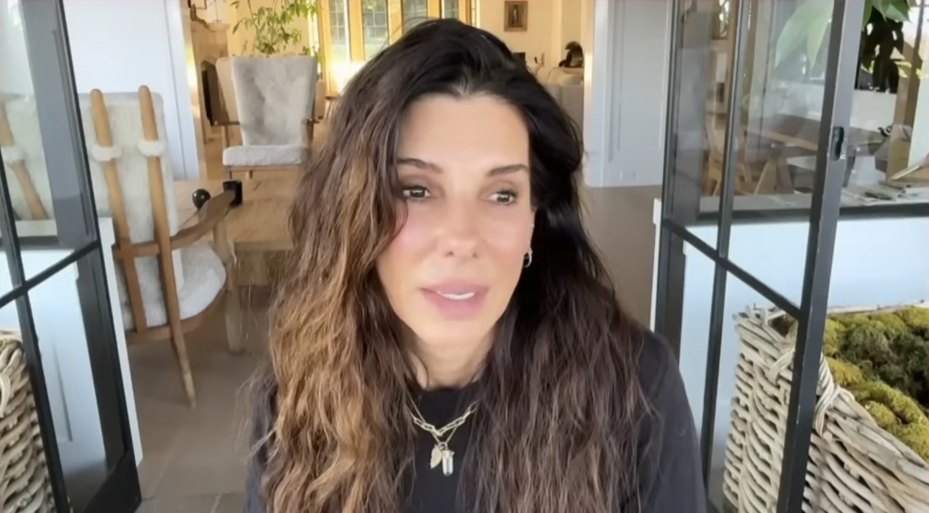 Une capture d'écran de Sandra Bullock s'exprimant dans une vidéo postée le 12 août 2024 | Source : YouTube/@HodaAndJenna