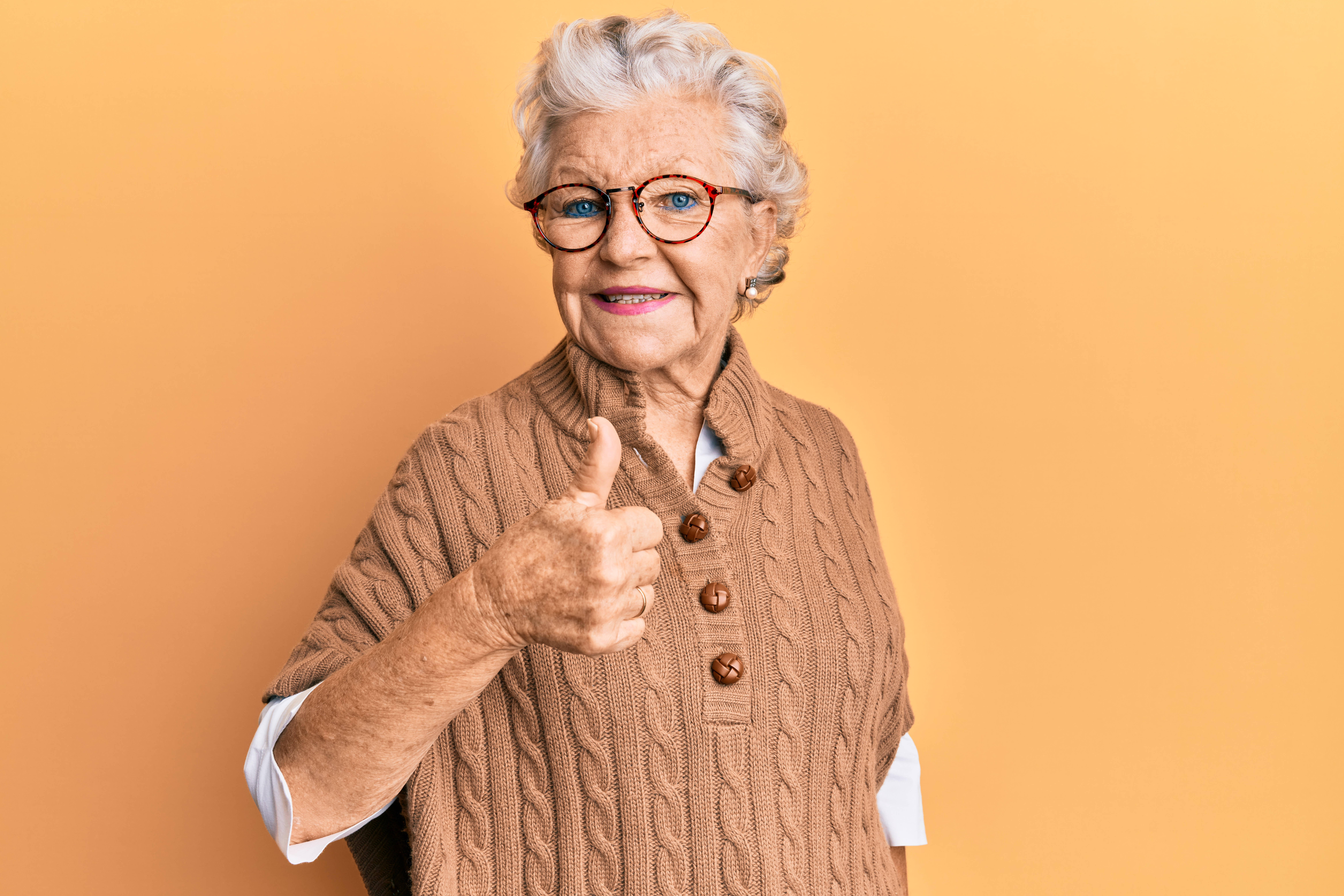 Une grand-mère heureuse qui lève le pouce | Source : Shutterstock