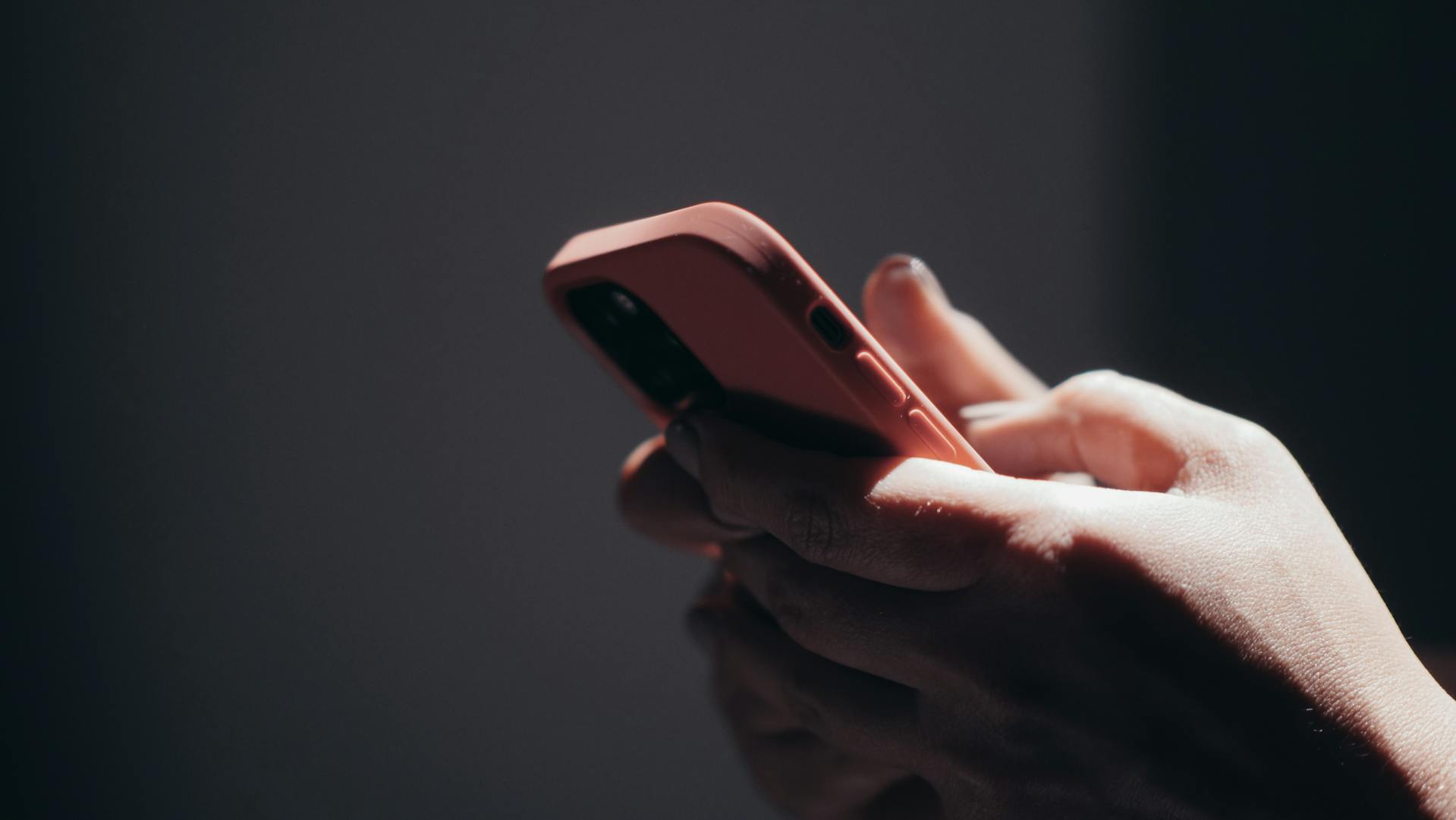 Une femme qui regarde le téléphone de sa grand-mère | Source : Pexels