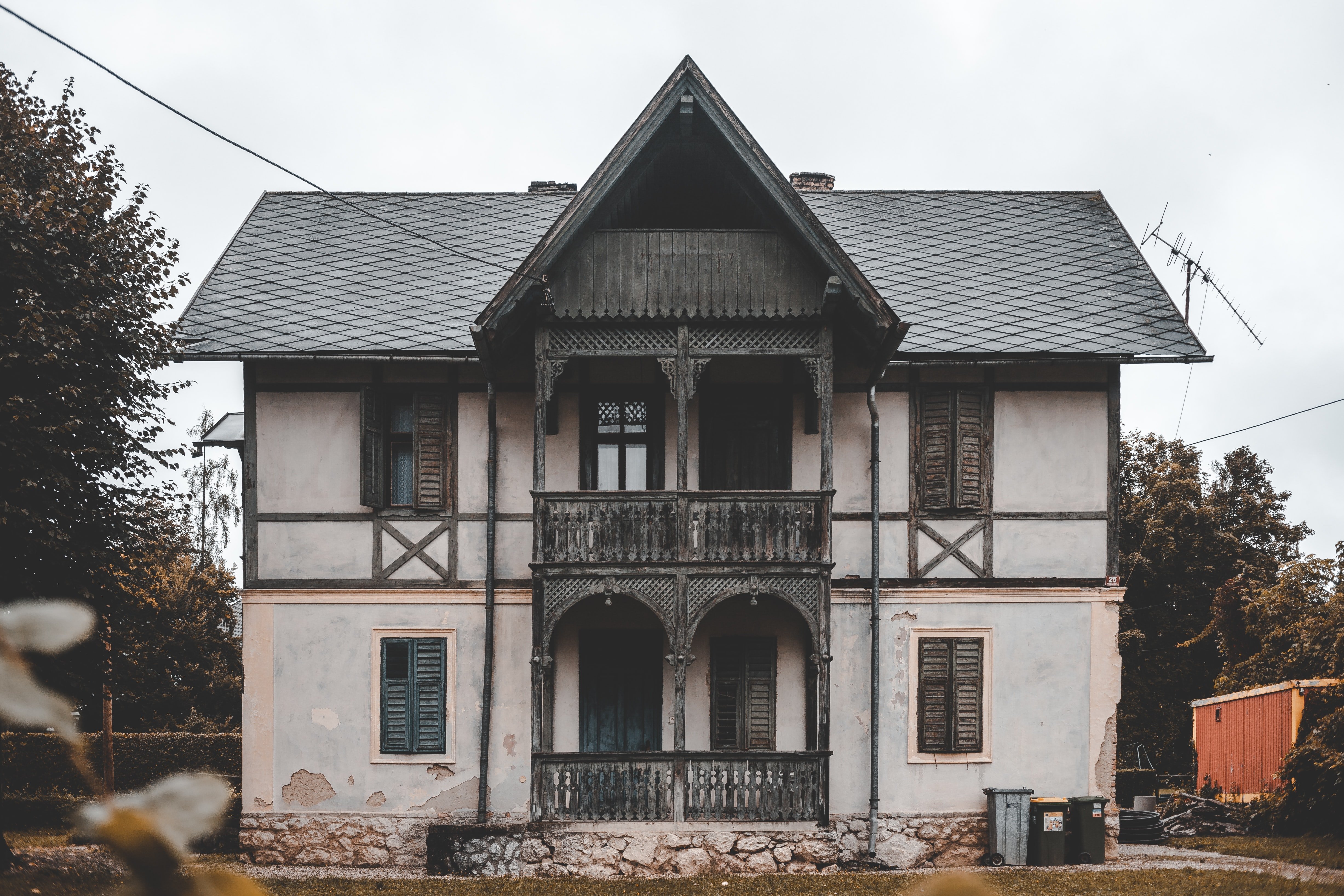 Adam semblait reconnaître la vieille maison | Source : Unsplash