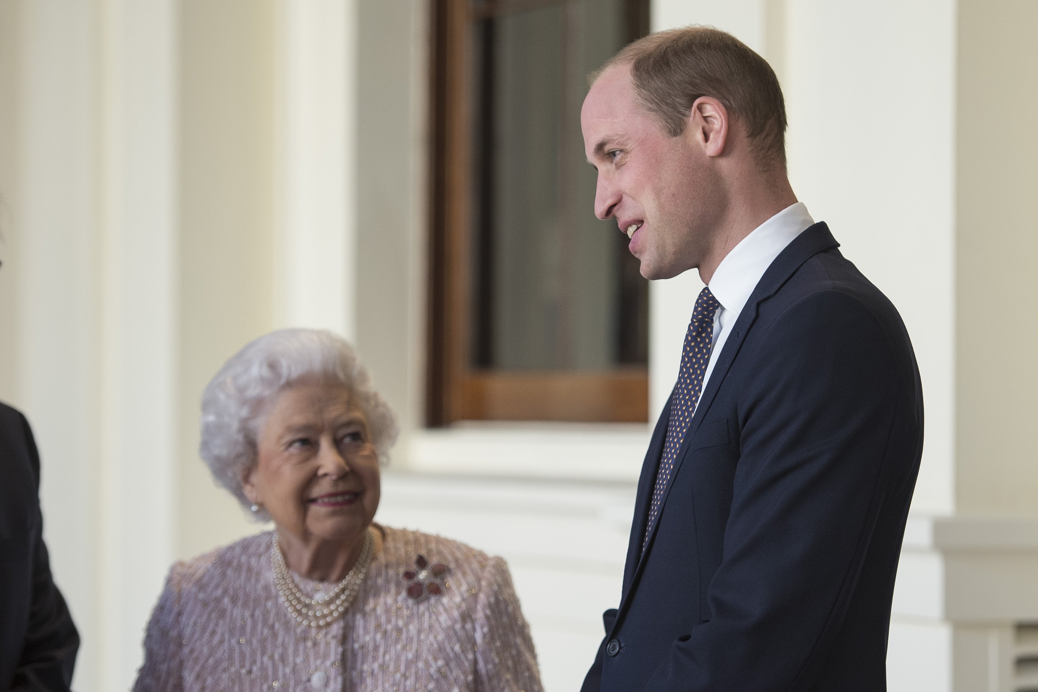 La reine Elizabeth II et le prince William au palais de Buckingham, le 28 novembre 2017 à Londres, au Royaume-Uni ┃Source : Getty Images