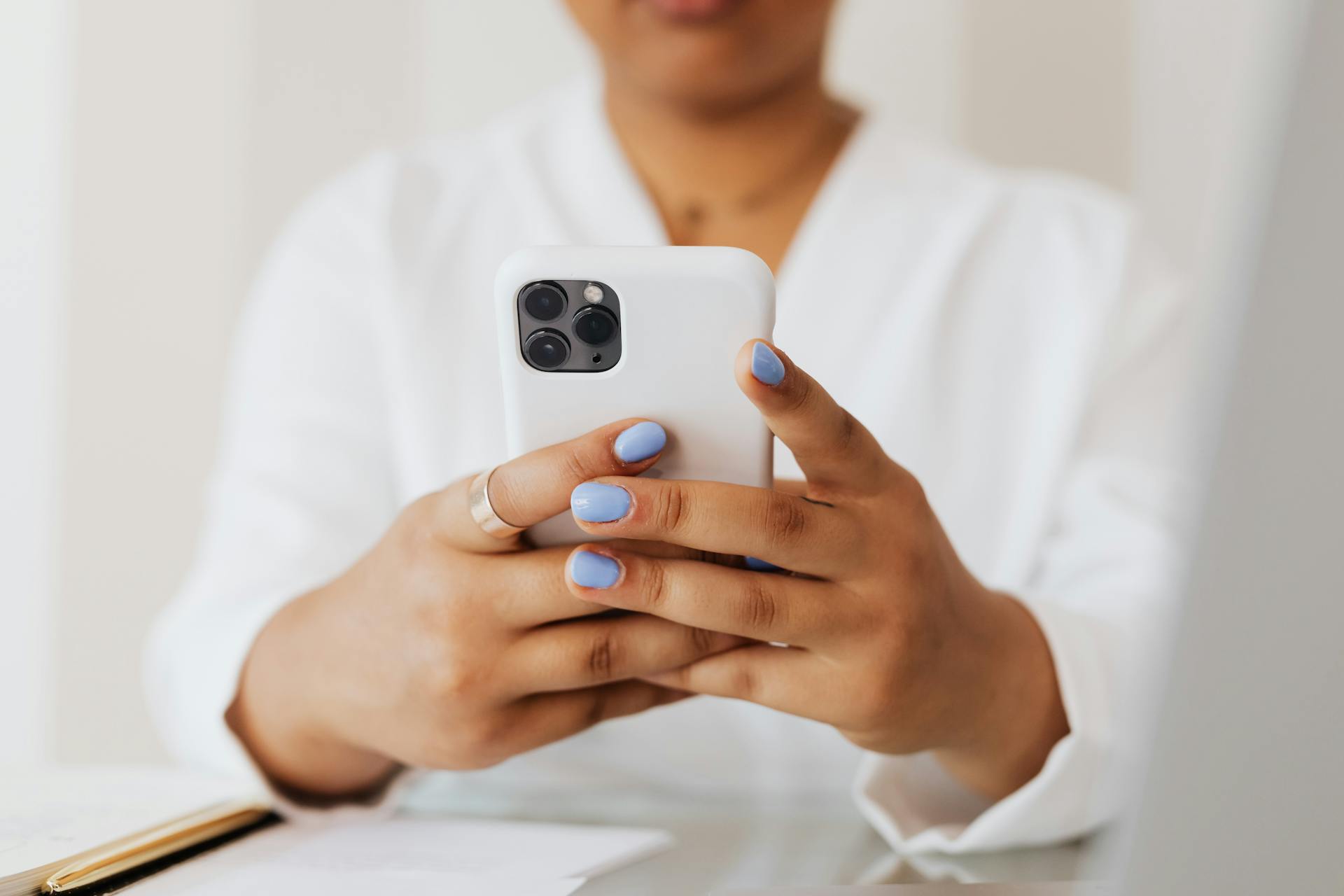 Une femme tenant son téléphone | Source : Pexels