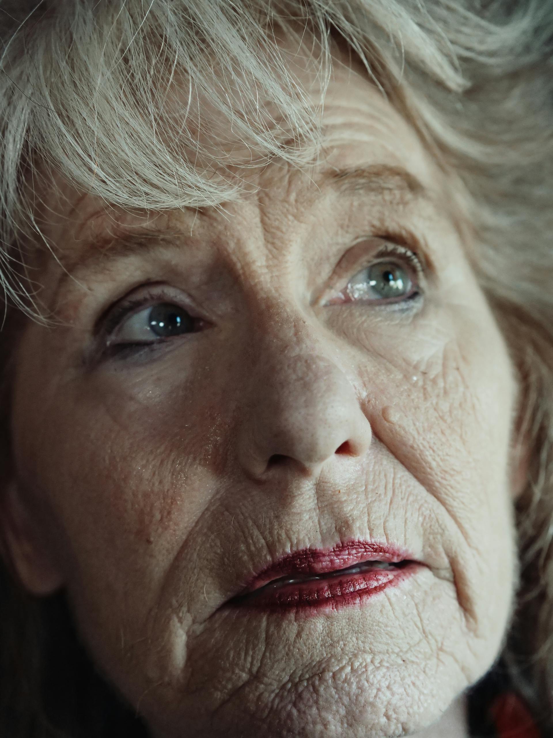 Une femme qui fixe quelqu'un | Source : Pexels