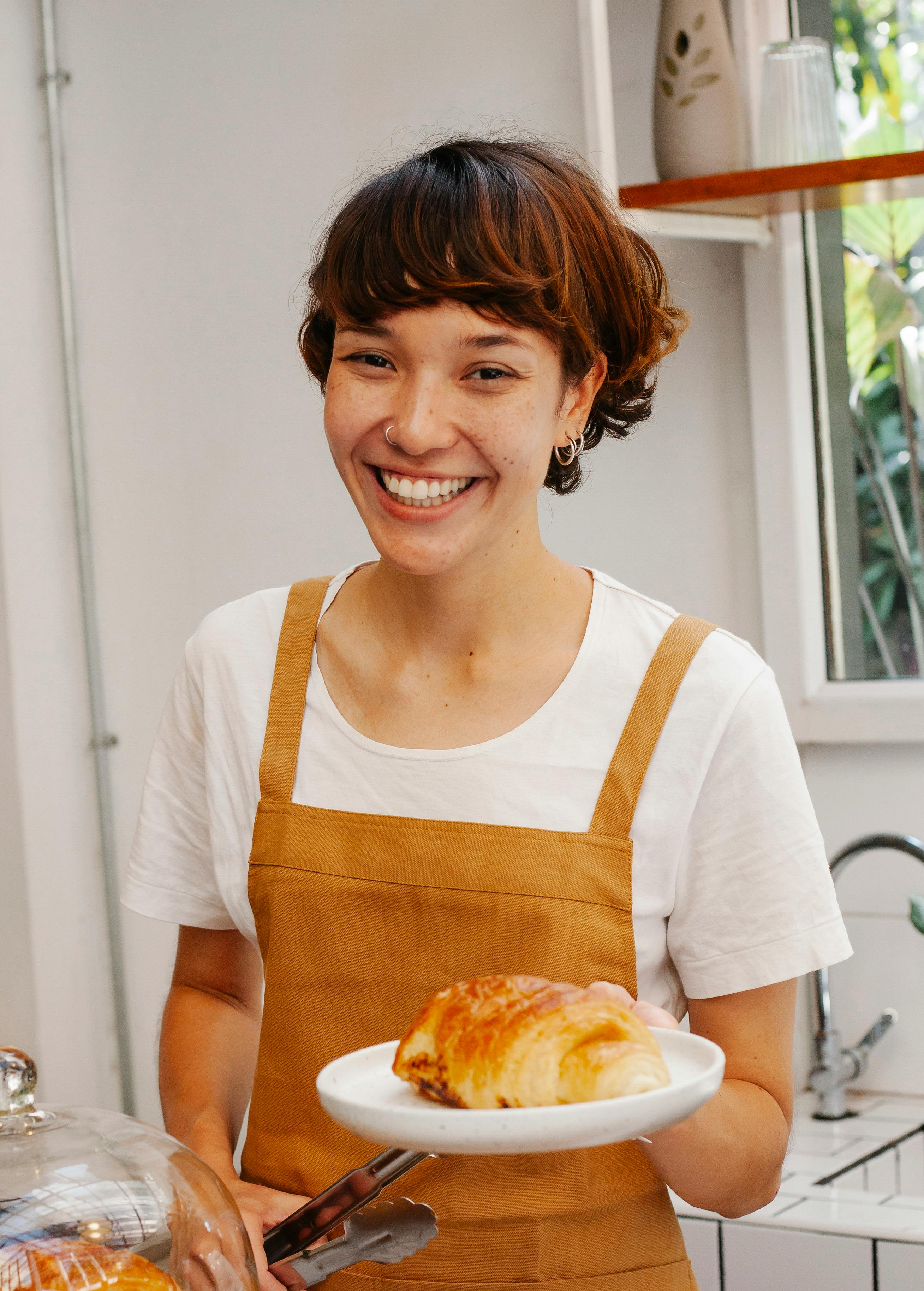 Une boulangère fière et heureuse | Source : Pexels