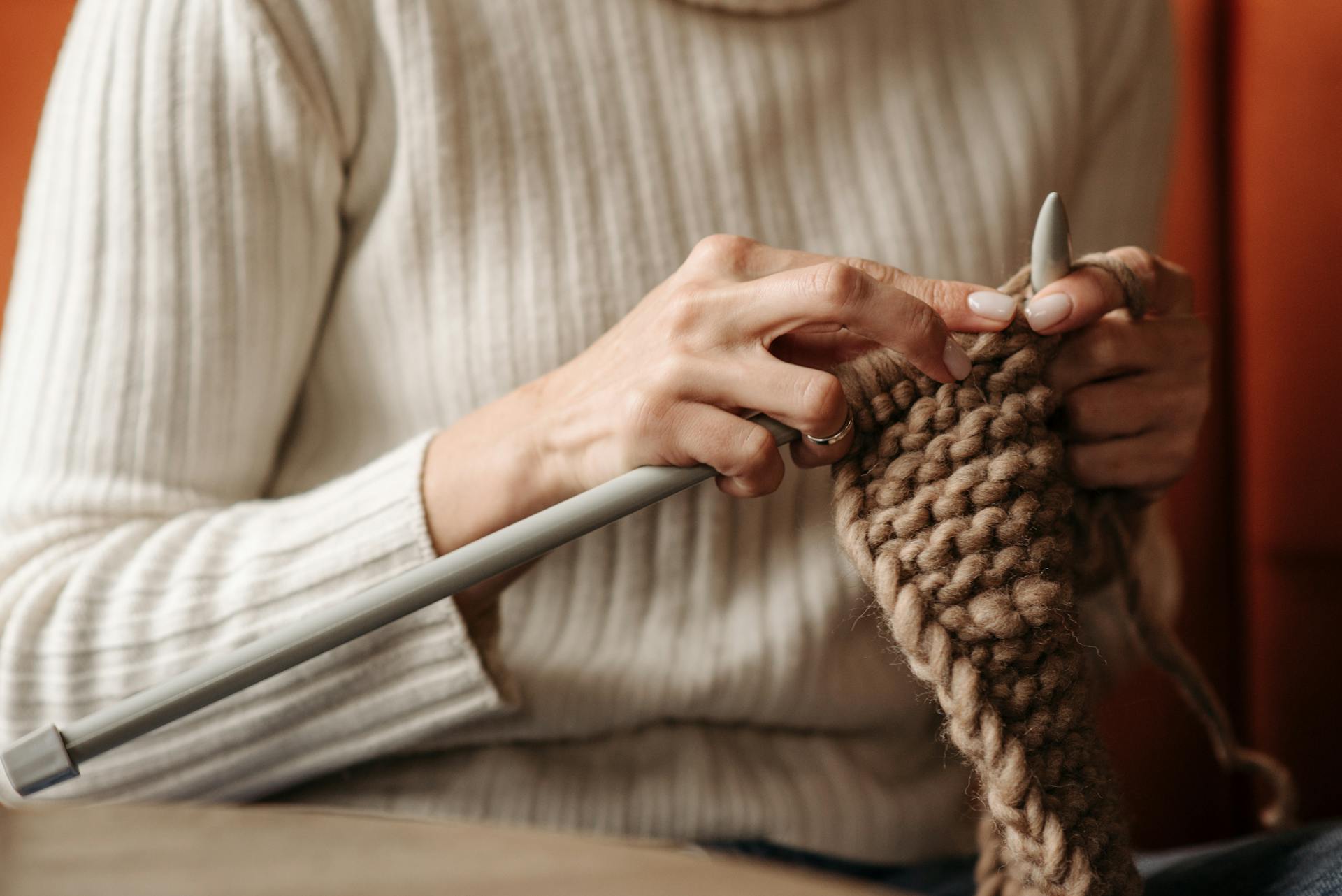 Une femme qui tricote | Source : Pexels