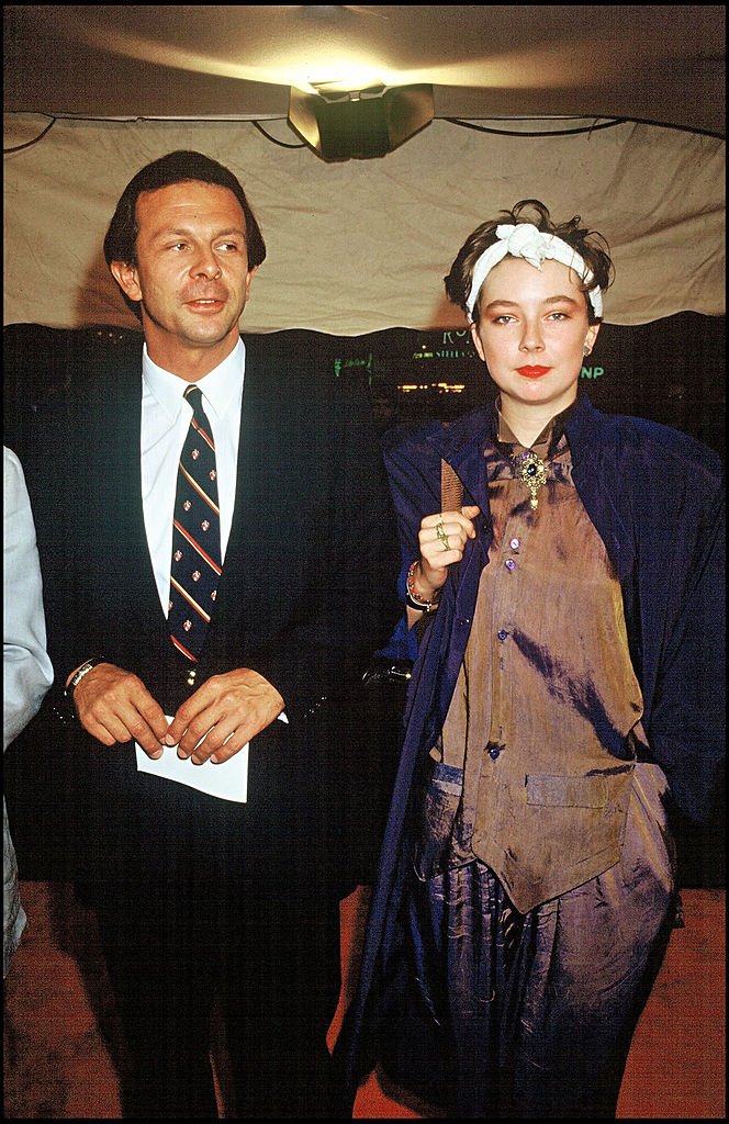 Roland Giraud et sa fille Géraldine lors de l'avant-première du film Jean De Florette à Paris, 1986. | Photo : Getty Images