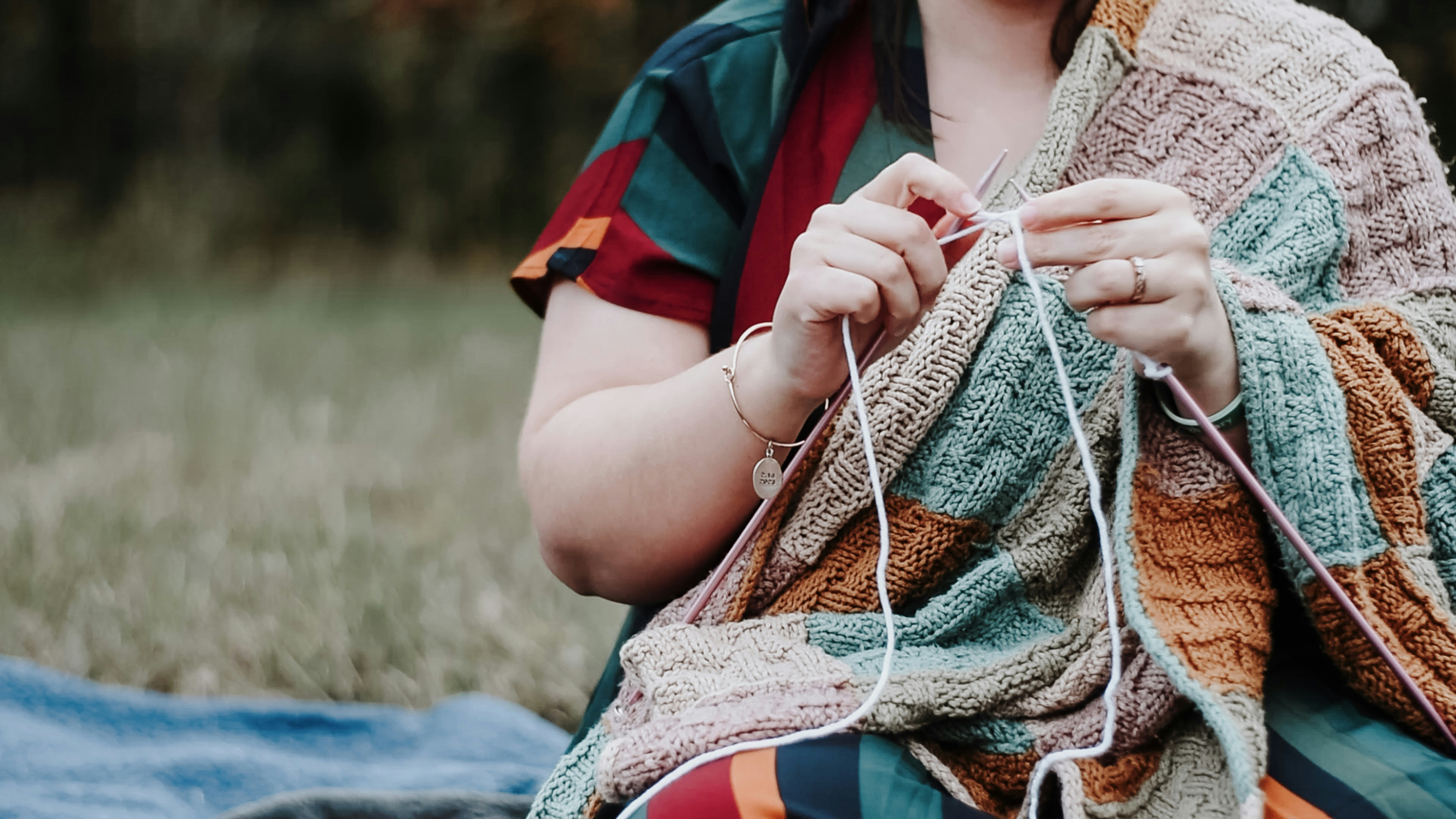Une femme qui tricote | Source : Unsplash