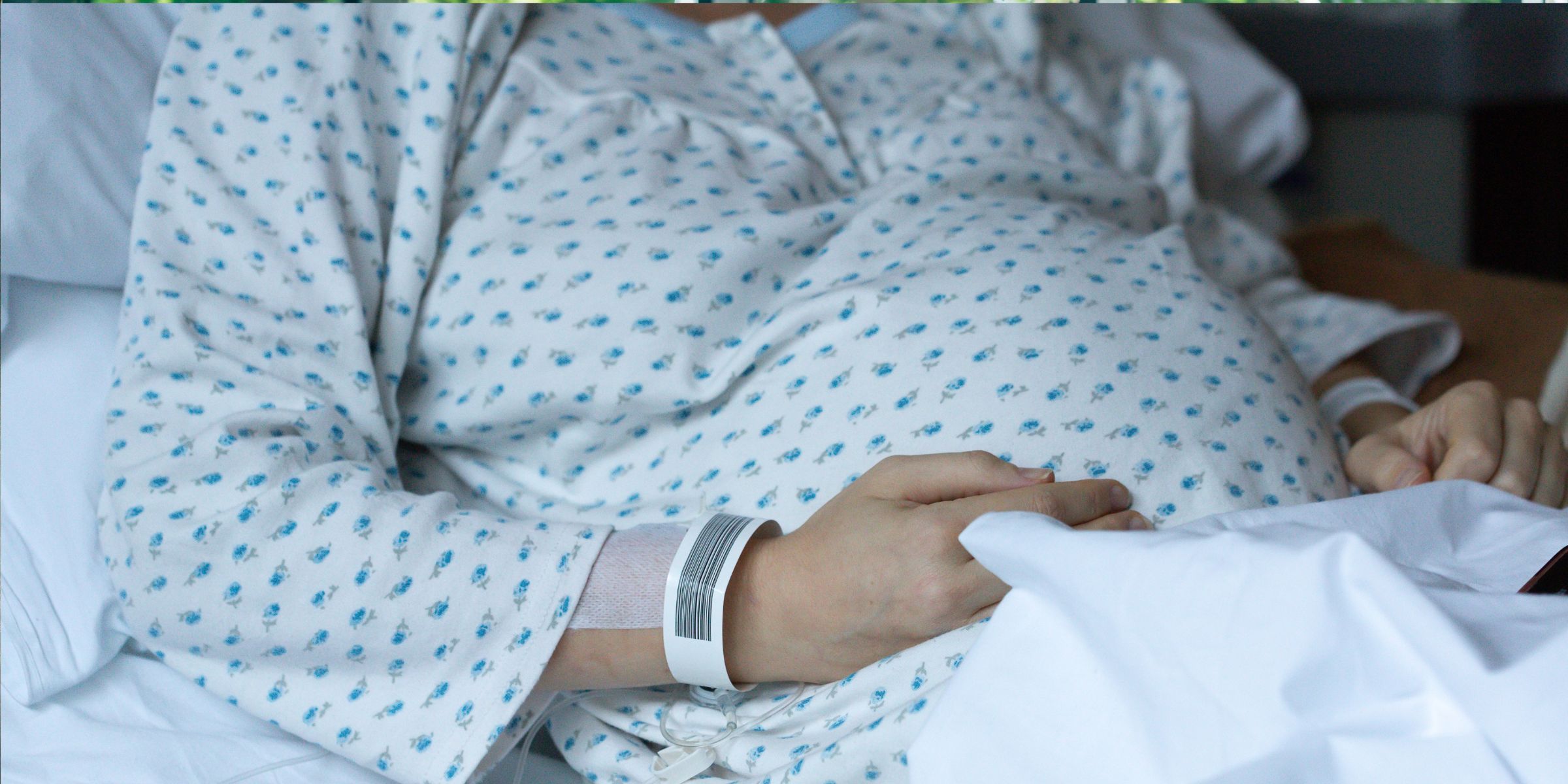 Une femme enceinte qui se repose dans un lit d'hôpital | Source : Shutterstock
