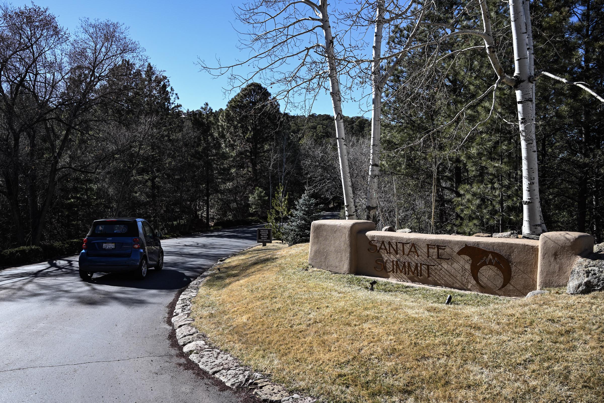 Une vue de l'entrée du quartier de Santa Fe Summit où Gene Hackman a vécu le 28 février 2025 | Source : Getty Images