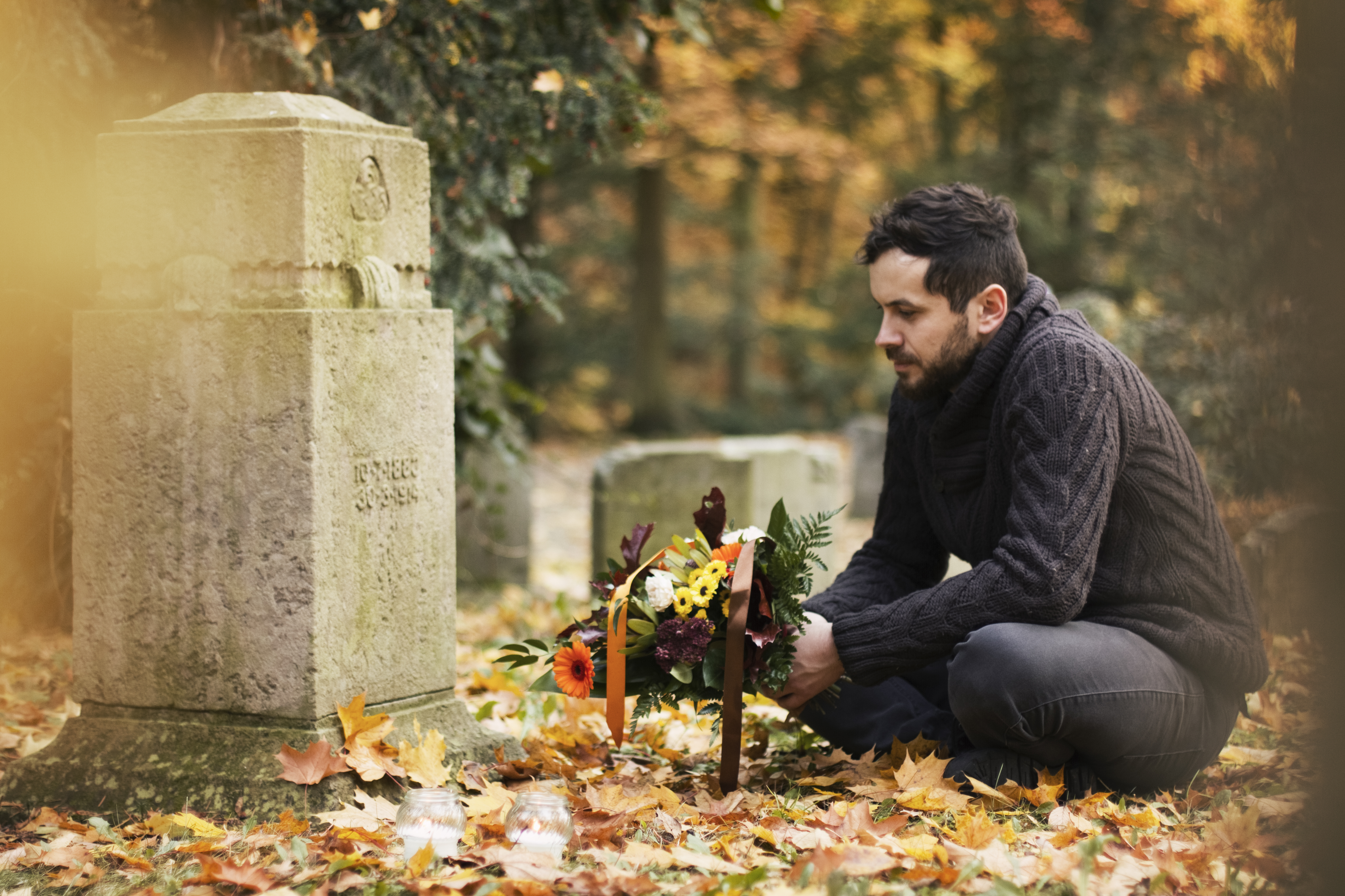 Homme dans le cimetière | Source : Getty Images