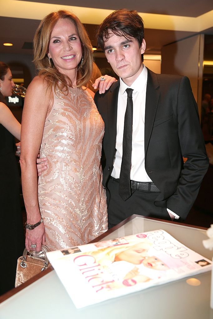  Rosalie van Breemen et son fils Alain-Fabien Delon lors de la soirée de lancement du magazine PEOPLE Allemagne au Waldorf Astoria le 17 mars. | Photo : Getty Images