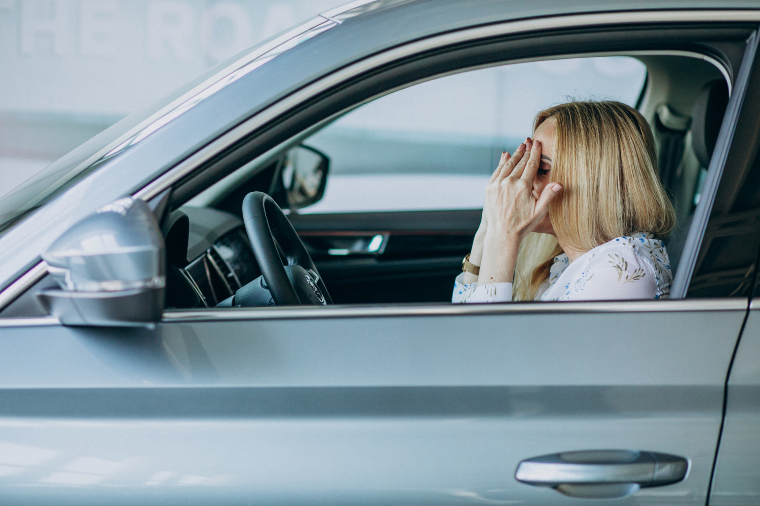 Une femme âgée déprimée assise dans la voiture | Source : Freepik
