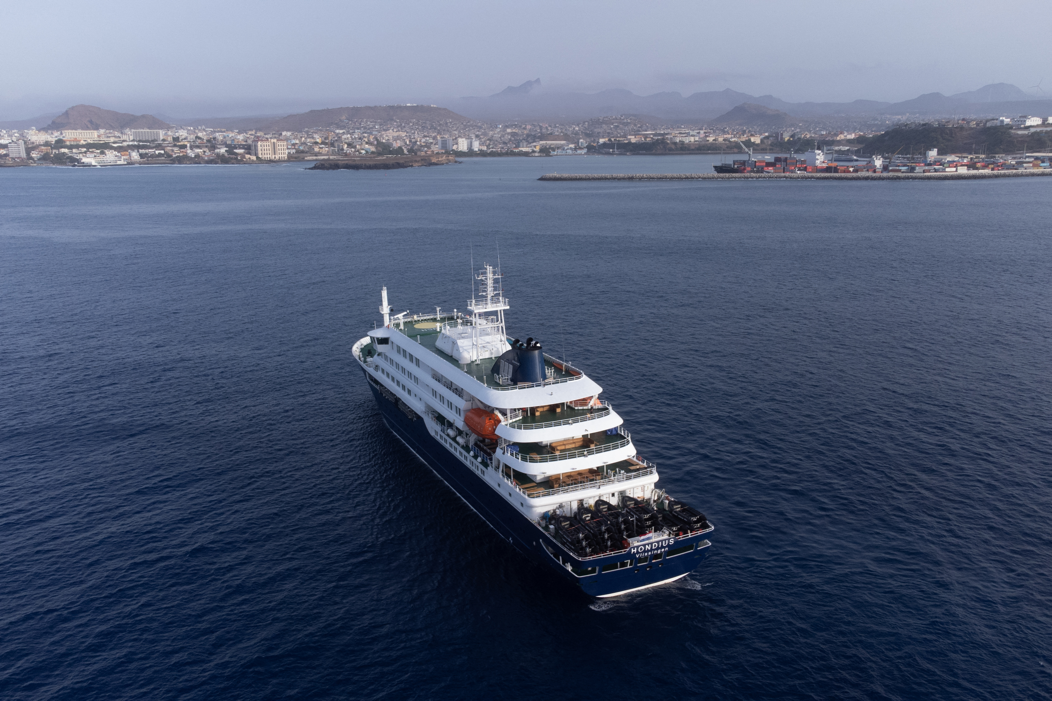 Le paquebot MV Hondius au large du port de Praia, capitale du Cap-Vert, le 5 mai 2026. | Source : Getty Images