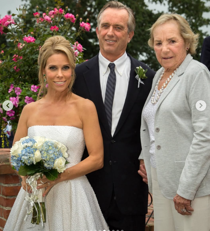 Cheryl Hines, Robert F. Kennedy Jr, et Ethel Kennedy, comme on le voit dans un post daté du 2 août 2024 | Instagram/ _cherylhines.