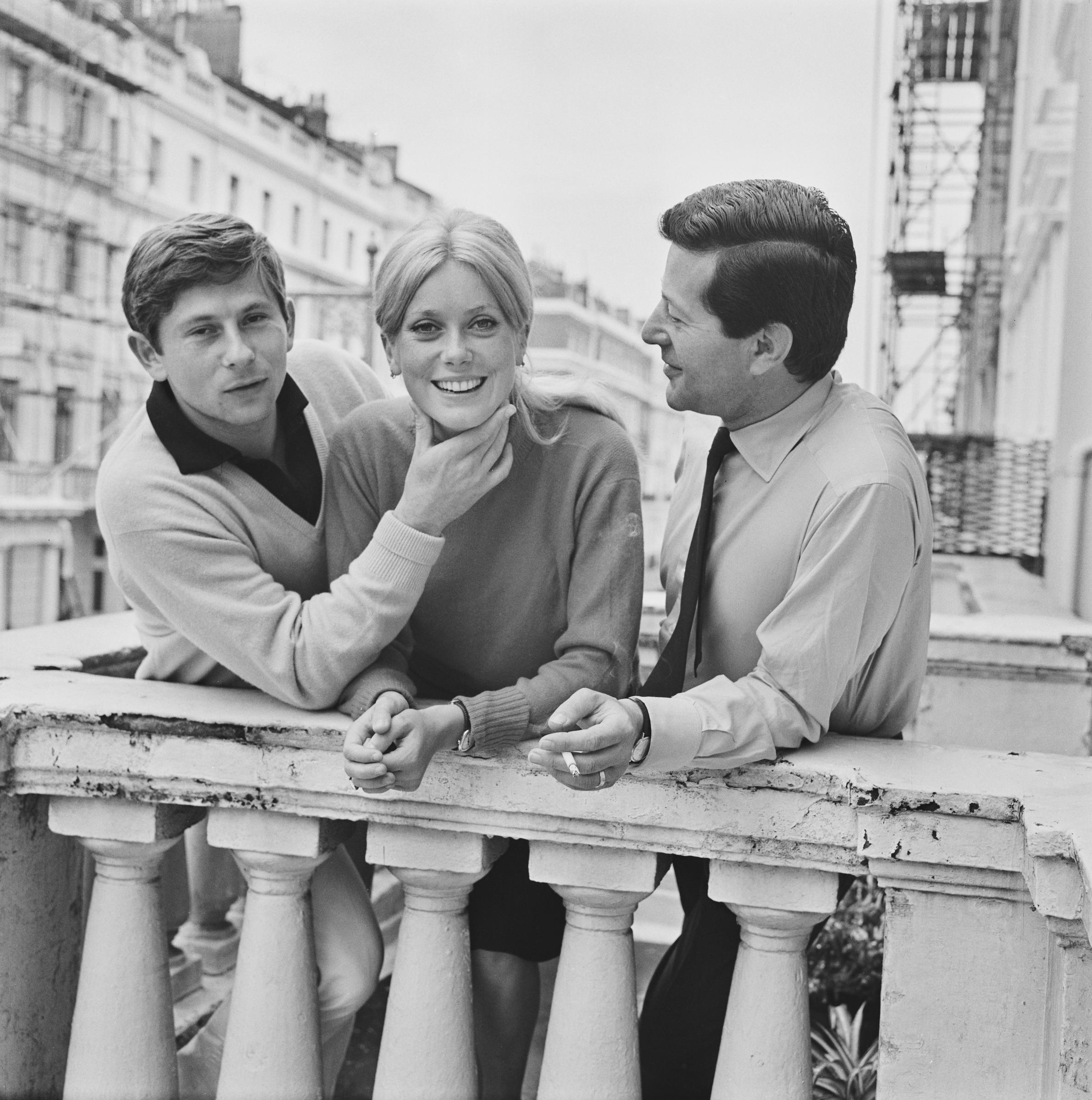 La célèbre actrice avec le réalisateur Roman Polanski et le producteur Gene Gutowski pendant le tournage de "Repulsion", le 17 août 1964, à Londres, en Angleterre. | Source : Getty Images