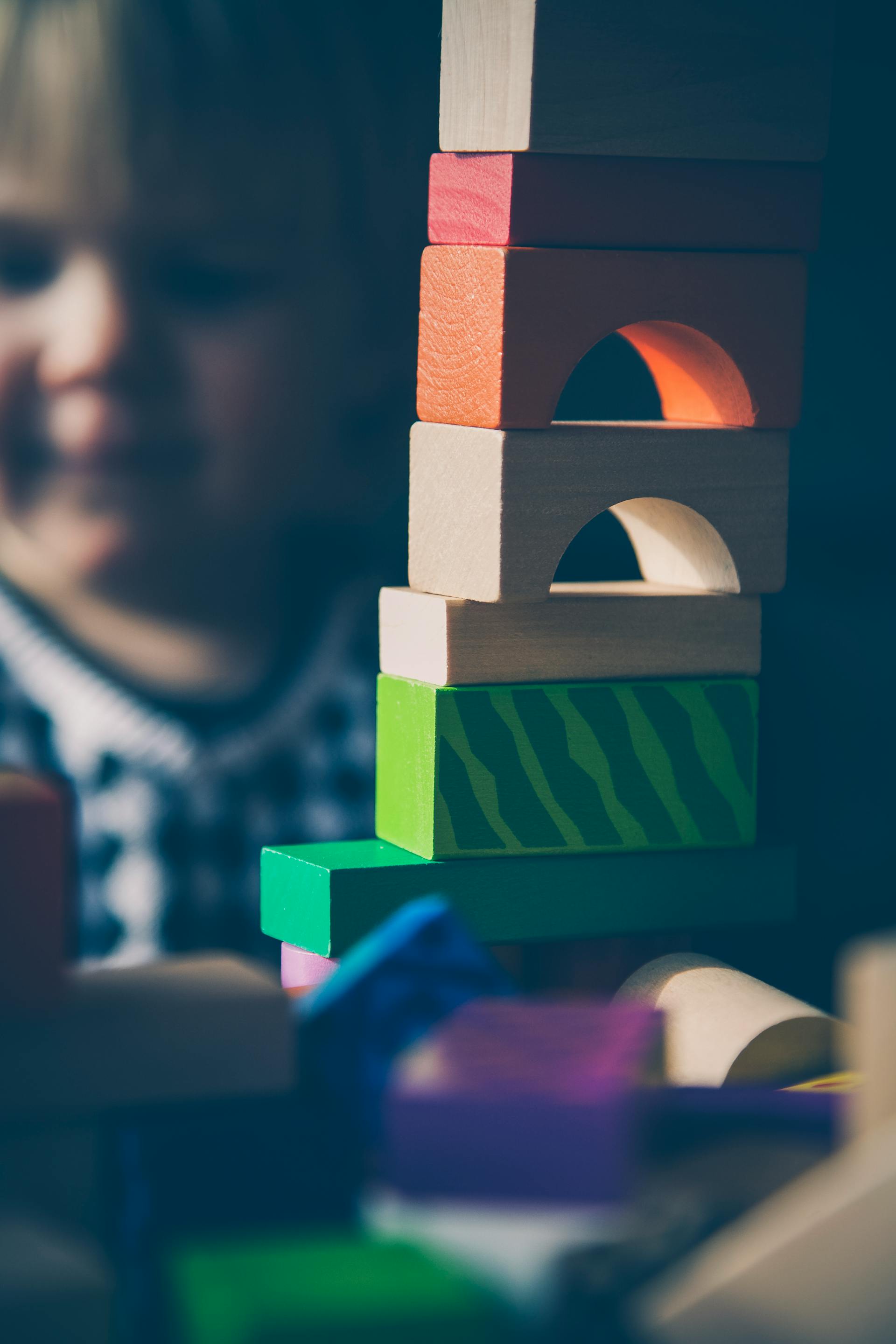 Un enfant qui joue avec des blocs de couleur | Source : Pexels