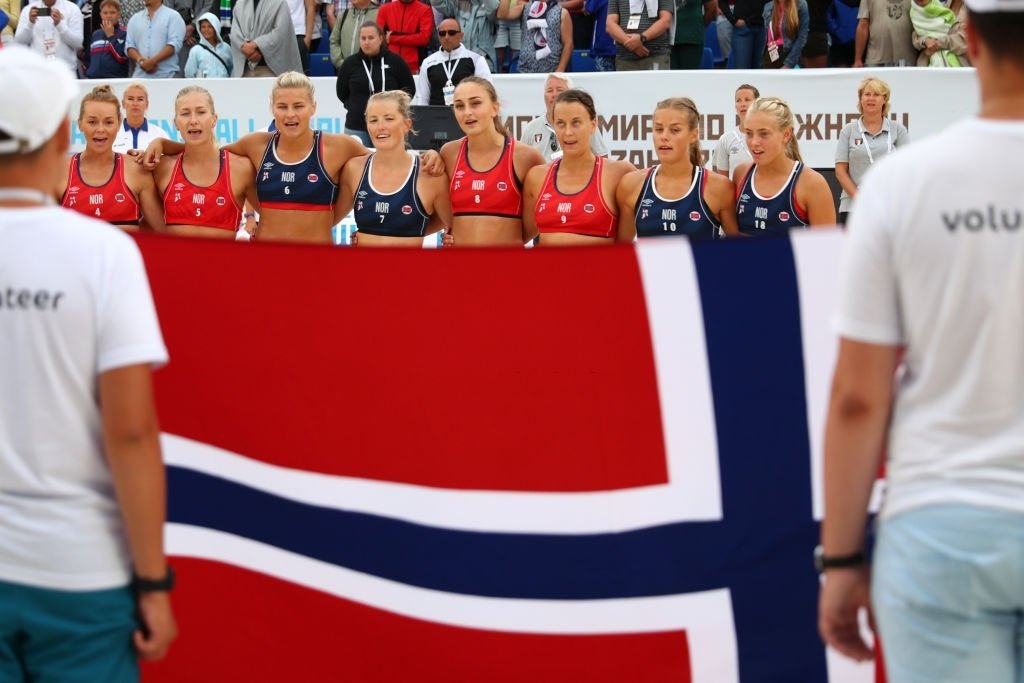 L'équipe de Norvège s'aligne pendant la finale de la Coupe du monde de beach handball féminin 2018 contre la Grèce, le 29 juillet 2018 à Kazan, en Russie. | Photo : Getty Images