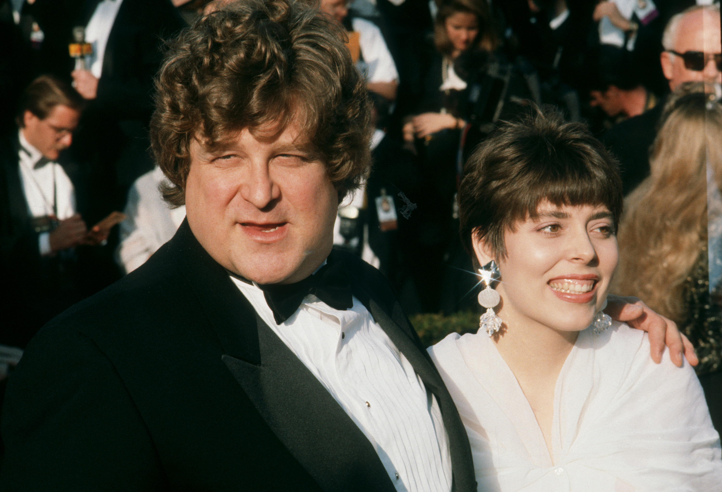 John Goodman et sa femme Anna Beth Hartzog assistent à la 62e cérémonie annuelle des Oscars, le 26 mars 1990, au Dorothy Chandler Pavilion de Los Angeles, en Californie. | Source : Getty Images