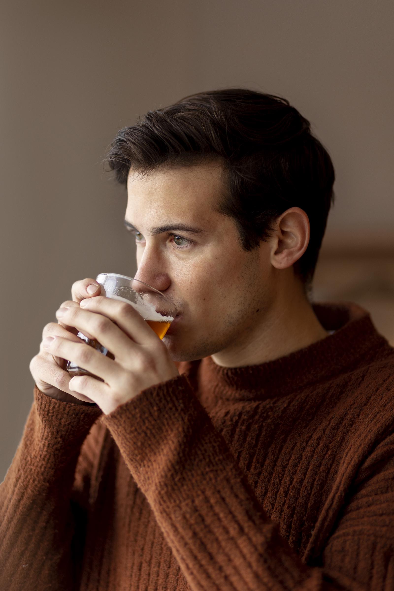 A young man drinking tea | Source: Freepik