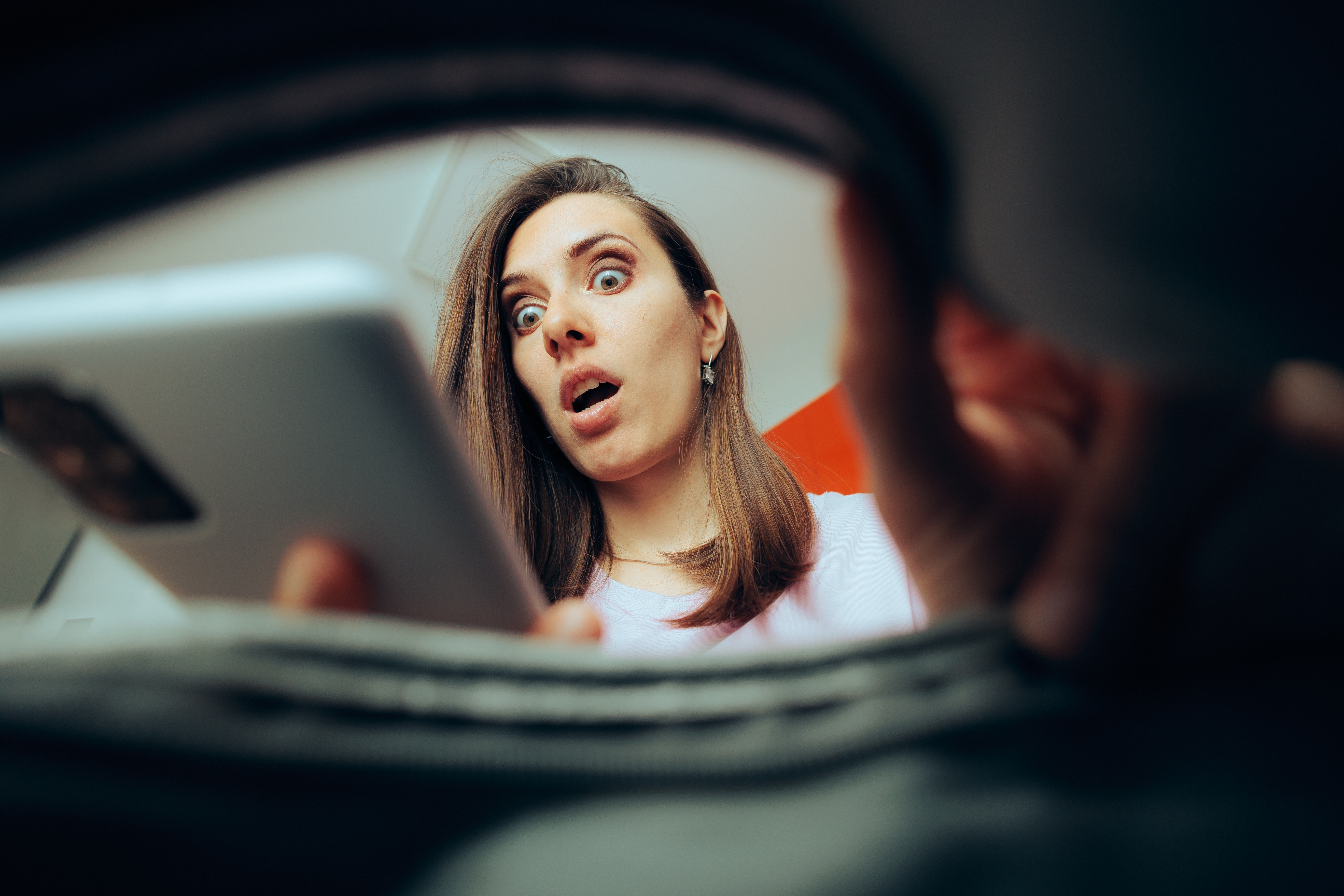 Une femme surprise vérifiant la sonnerie de son téléphone | Source : Shutterstock
