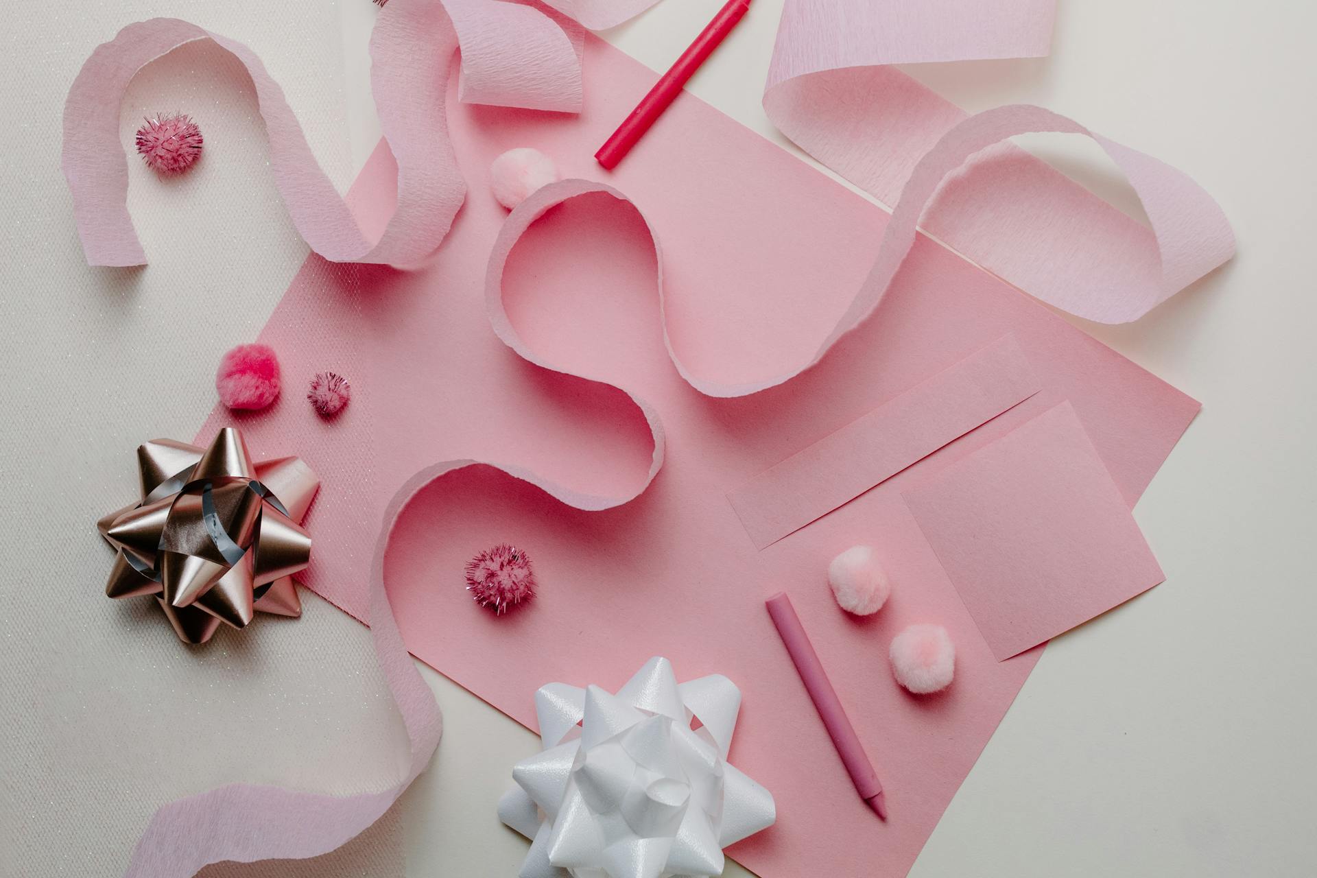 Fournitures et décorations diverses pour l'artisanat | Source : Pexels