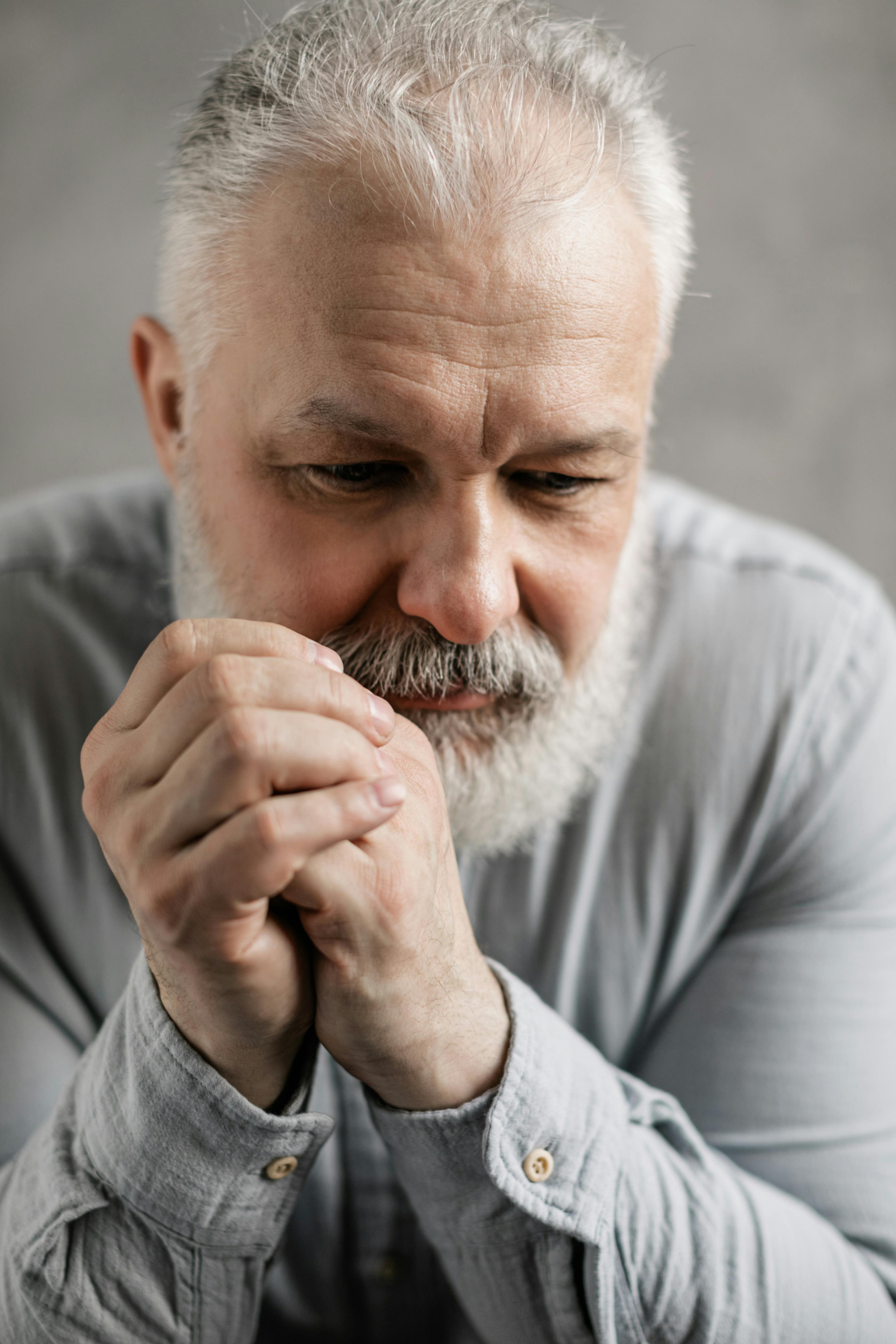Un vieil homme inquiet et contrarié | Source : Pexels