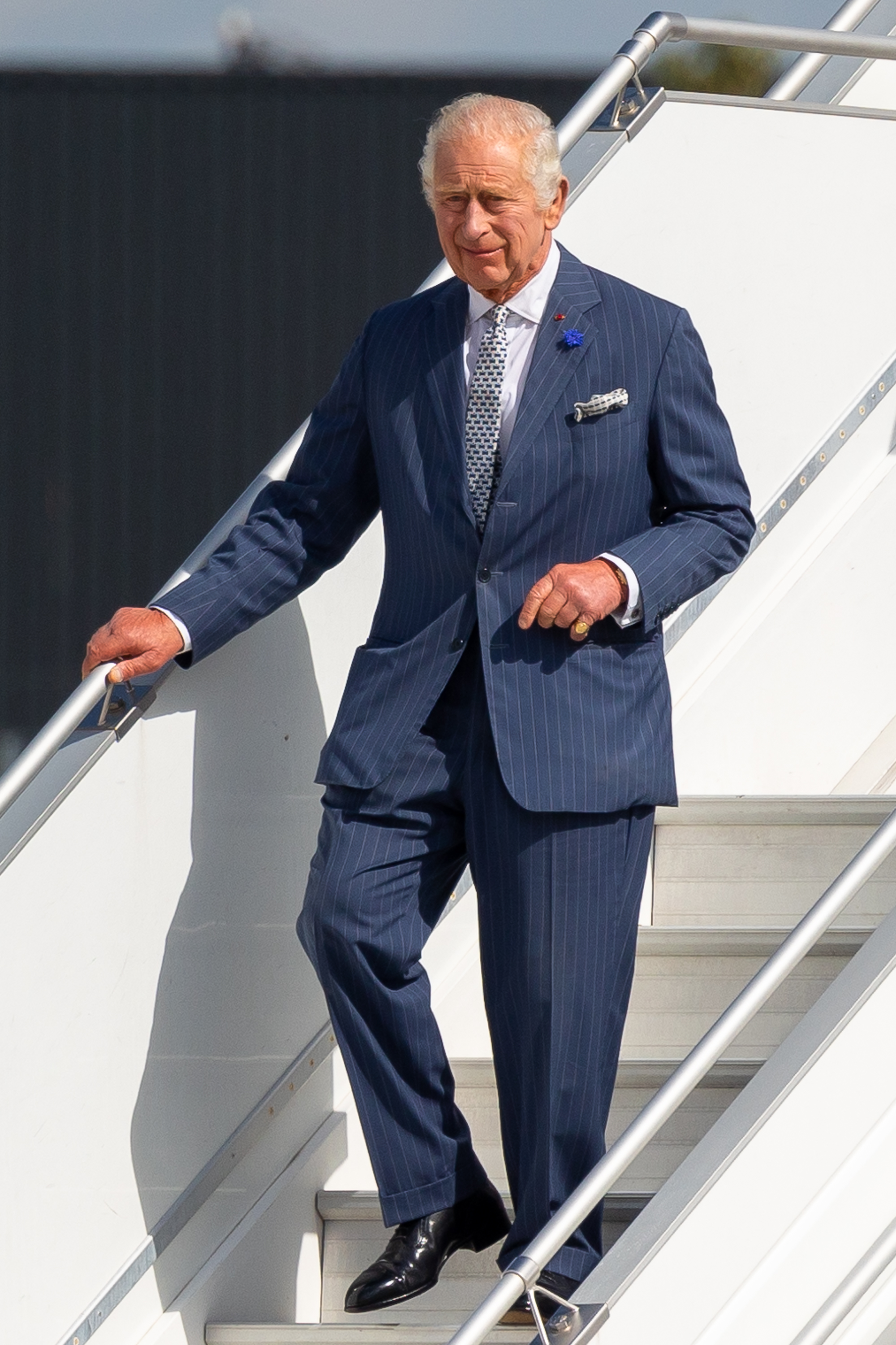 Le roi Charles III descendant d'un avion alors qu'il arrive pour une visite d'État en France à Paris, France, le 20 septembre 2023 | Source : Getty Images