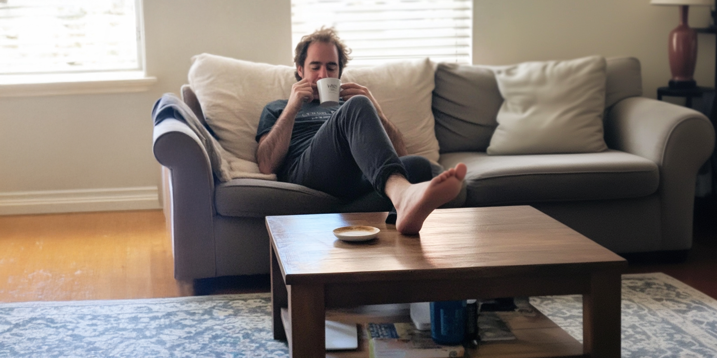 Un homme se détend sur un canapé | Source : The Celebritist